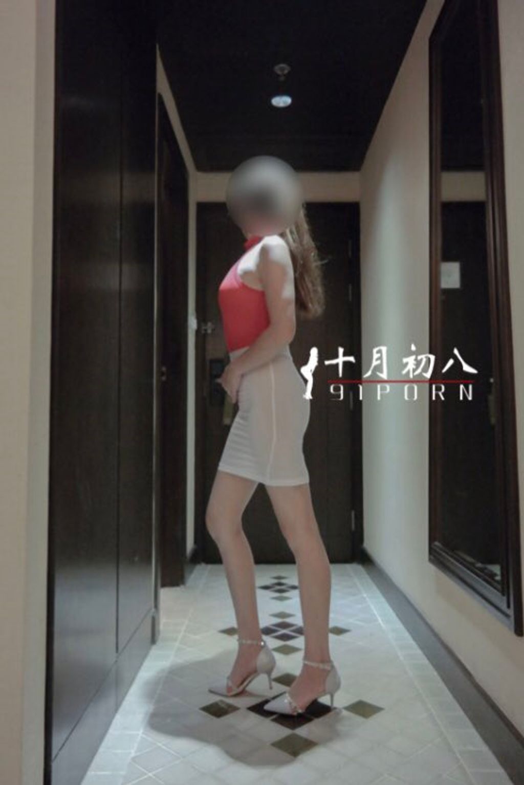 十月初八： 人前露出私拍合集