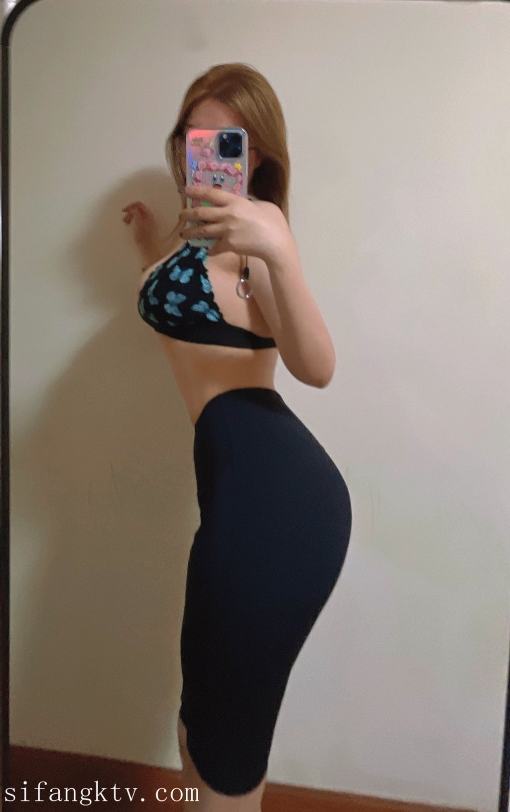 酒月： 极品巨乳 人前露出私拍