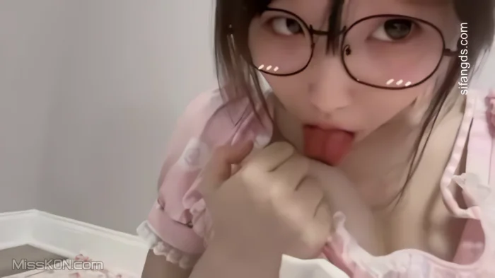 喵萝： 定制 极品眼镜萝莉妹