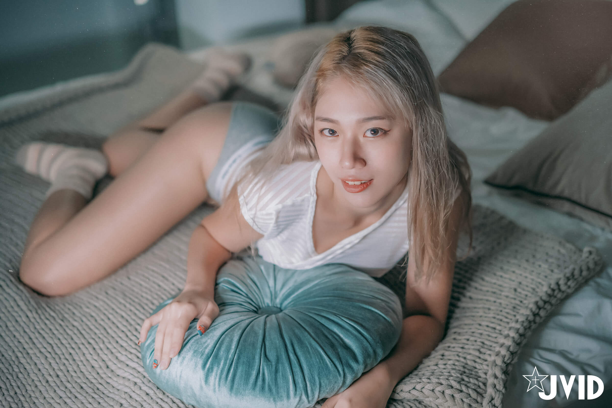 [JVID] Verna – 借宿友人家-自己脱光光自摸爱抚-最后被友人掰开腿