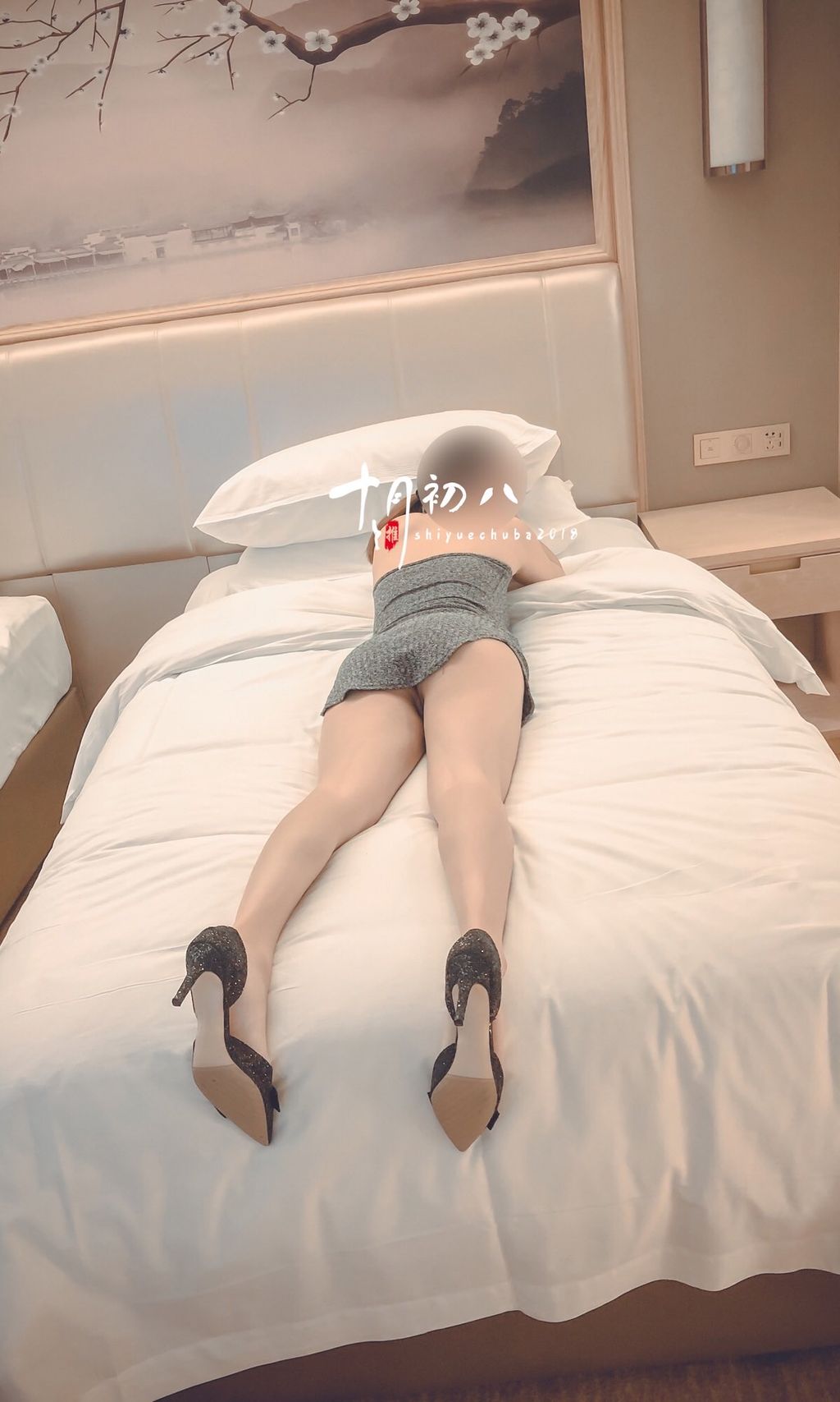 十月初八： 人前露出私拍合集