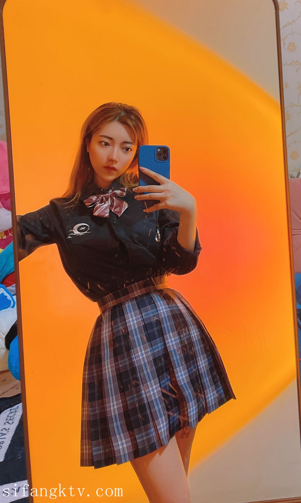 酒月： 极品巨乳 人前露出私拍