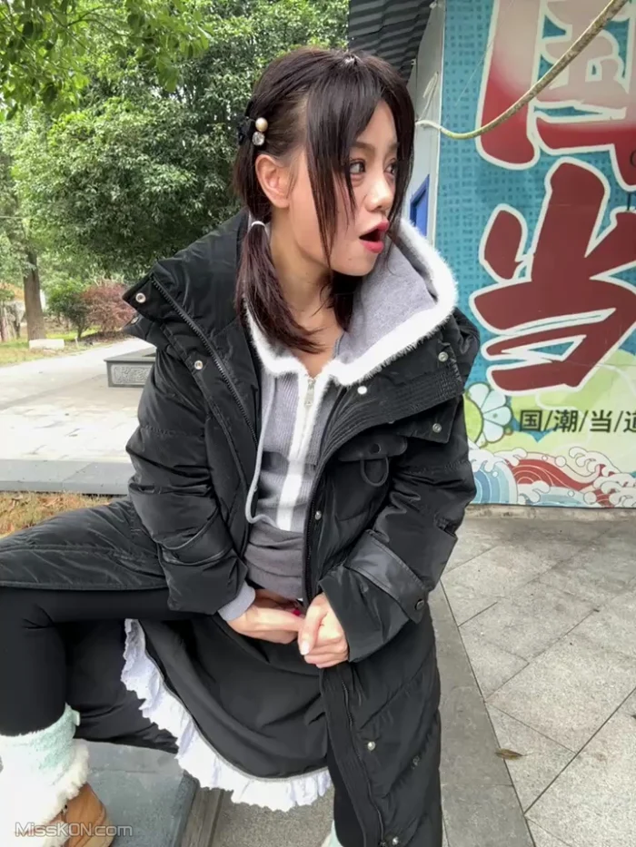 AsiaGoodLuck： 户外达人丝袜 公园 室内公共场所露出 长裙下塞跳蛋 #02