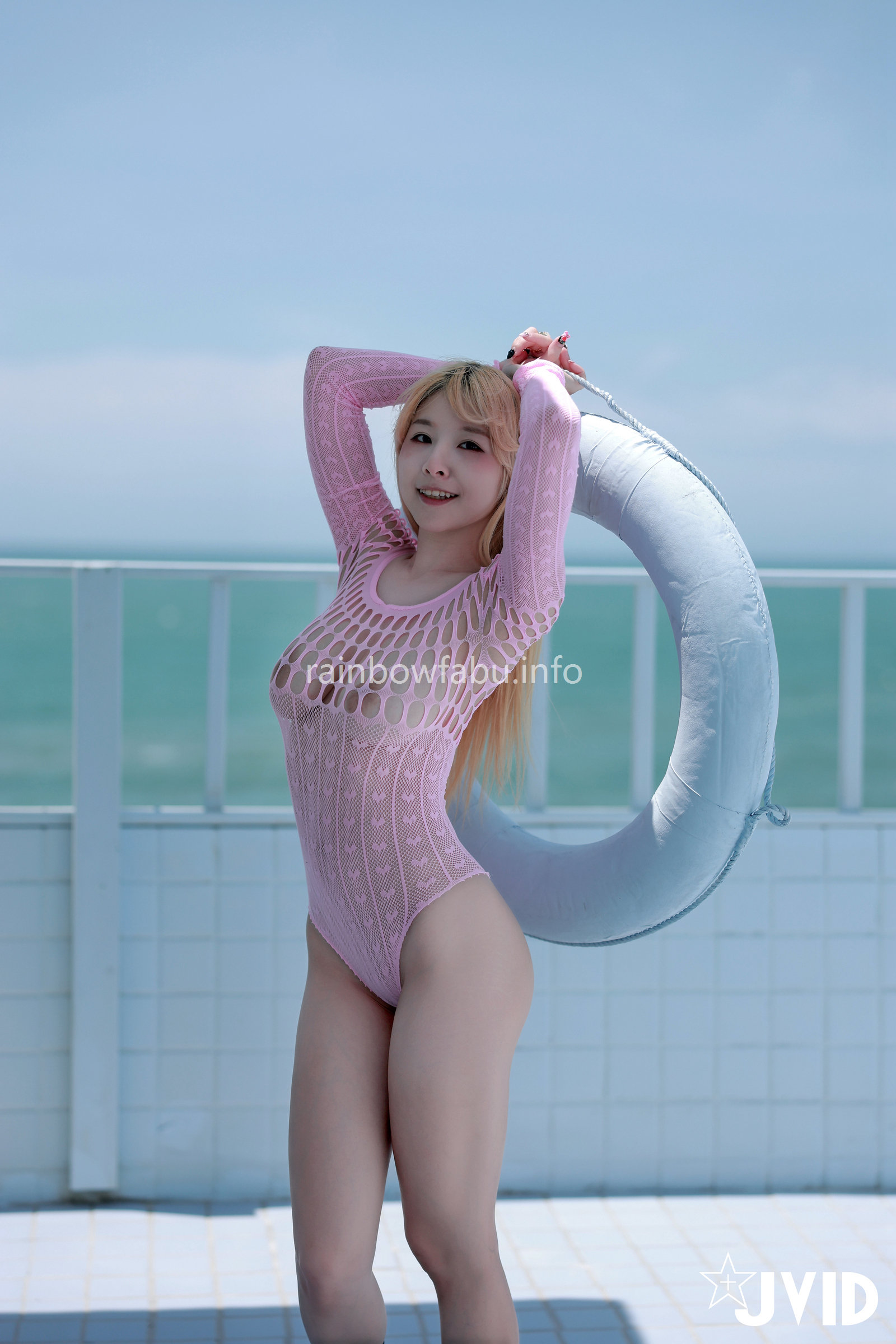 [JVID] 黎菲兒 – 超巨乳菲兒穿著超性感粉色連身洞洞泳裝