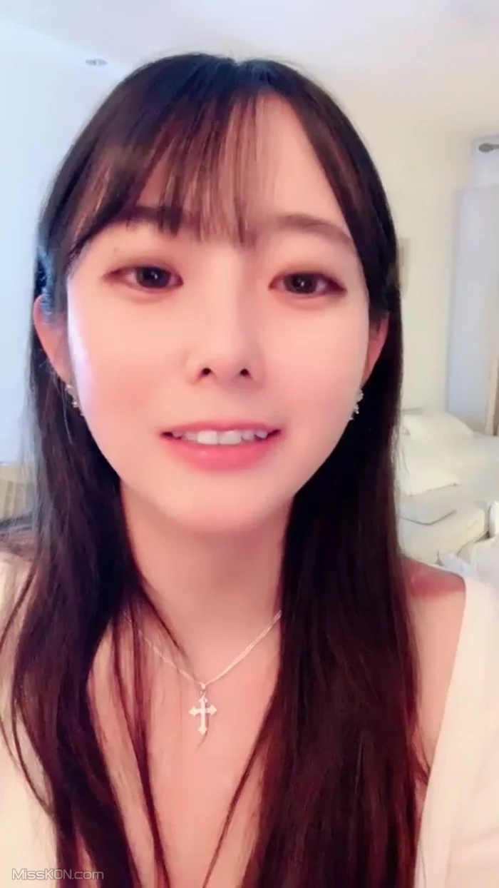 小灵儿： 丰满水嫩女神来袭 超大巨乳裸舞