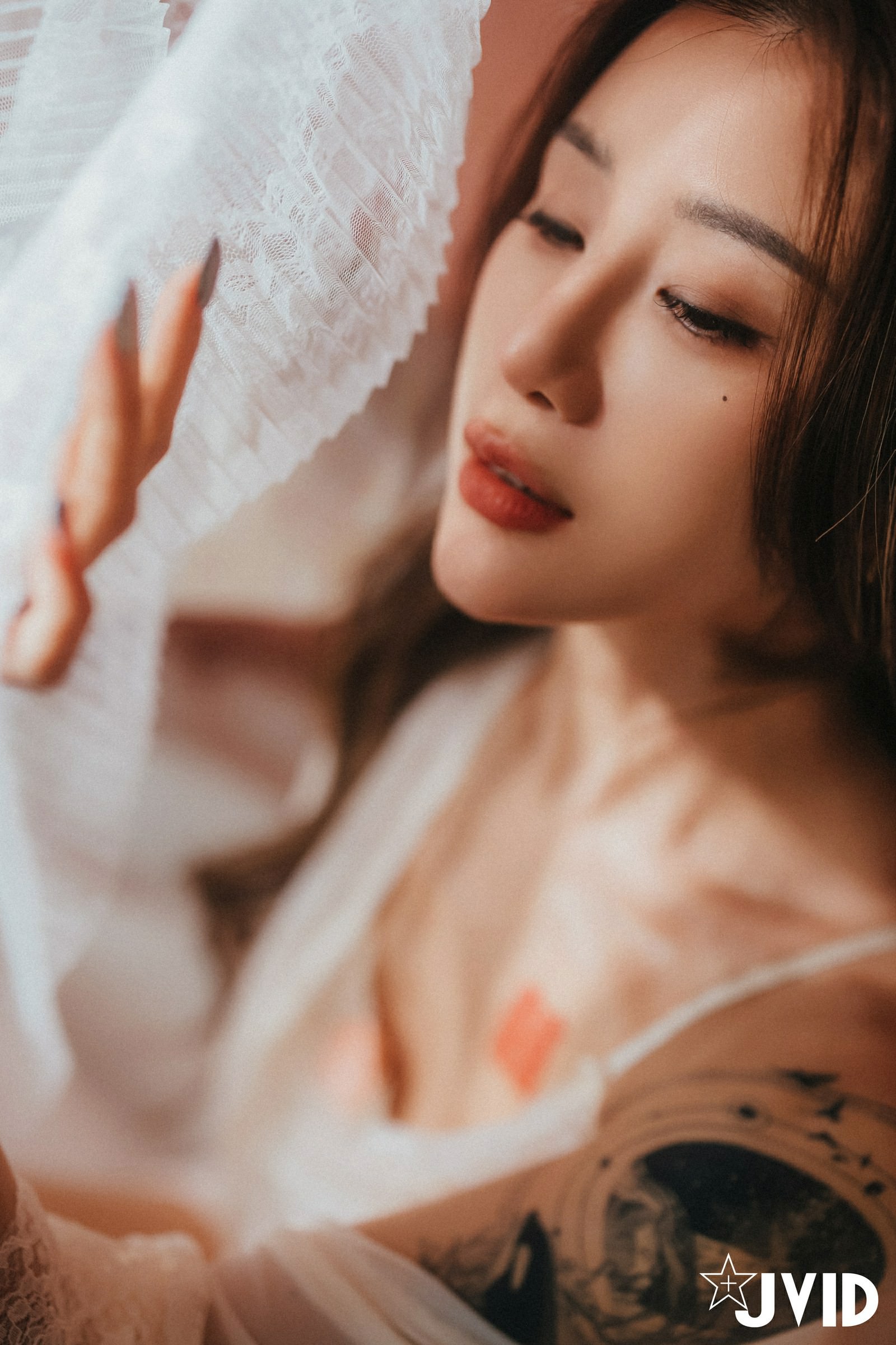 [JVID] Lara 雙囍 – 獨留的時光 與雙囍纏綿在浪漫花房的情緒與身體交流