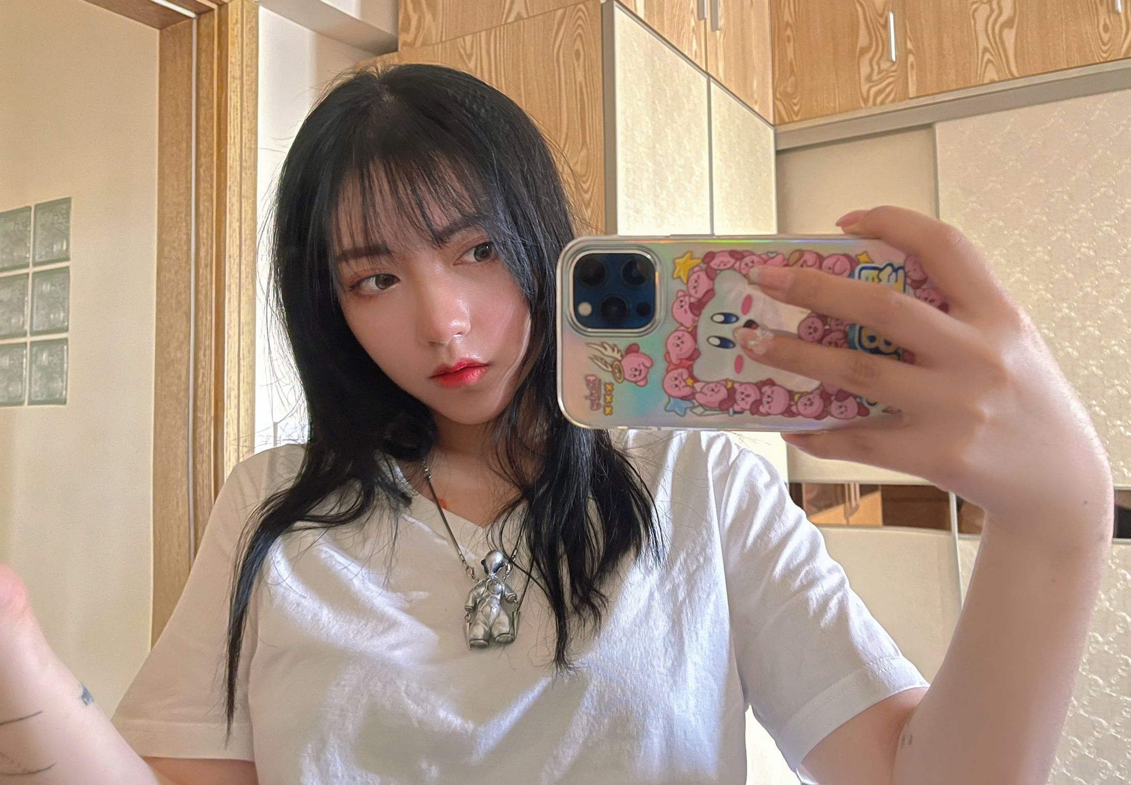 酒月： 极品巨乳 人前露出私拍