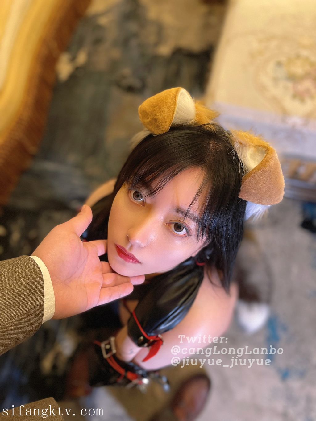 酒月： 极品巨乳 人前露出私拍