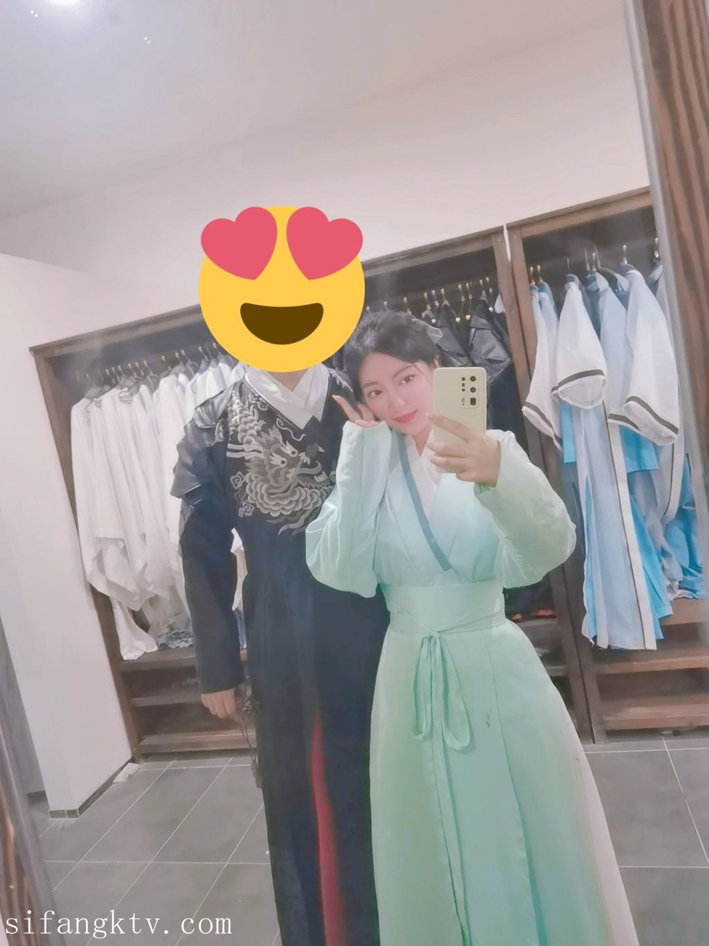 酒月： 极品巨乳 人前露出私拍