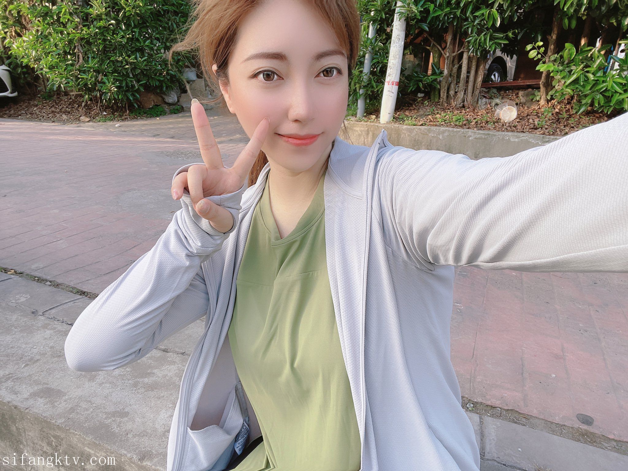 酒月： 极品巨乳 人前露出私拍