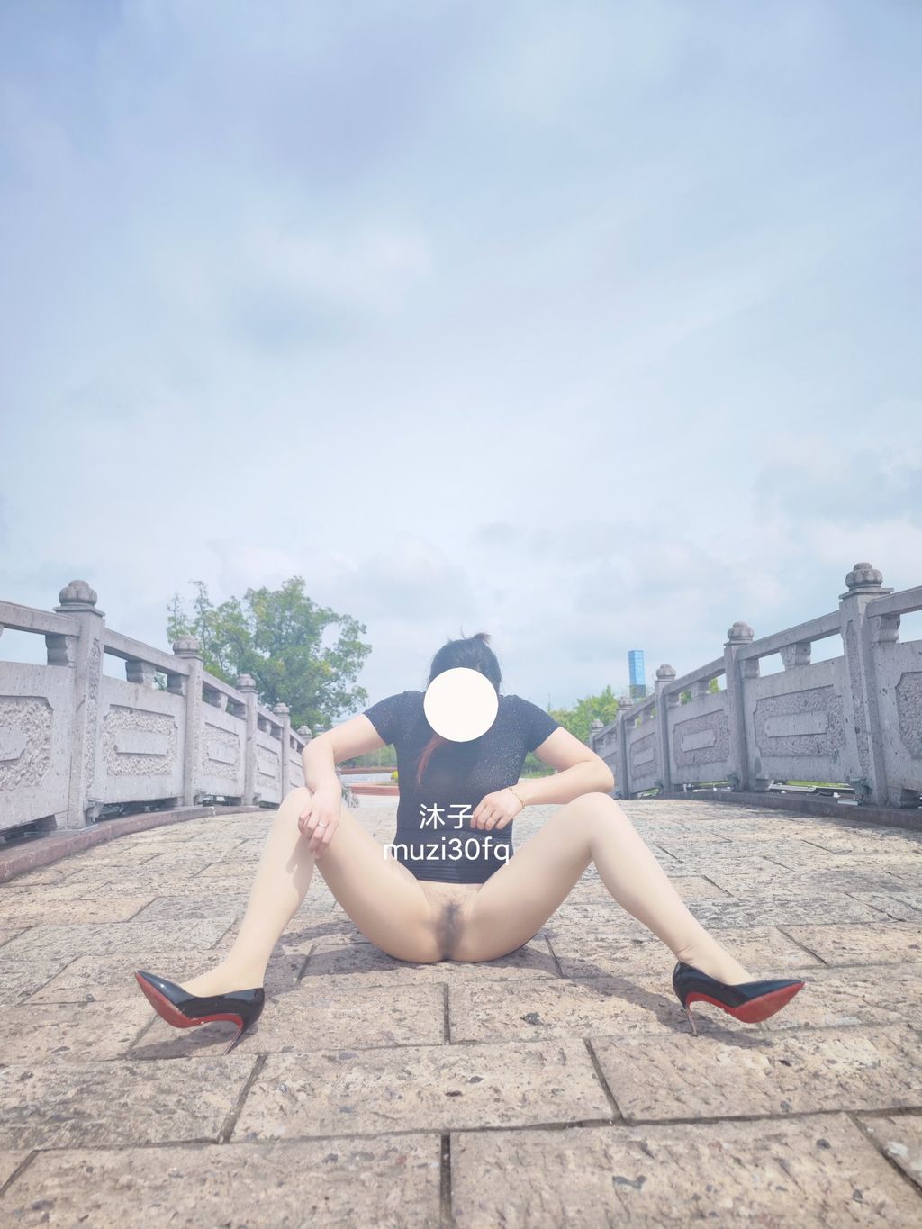 [OtherXXX] 沐子： 人前露出极品人妻