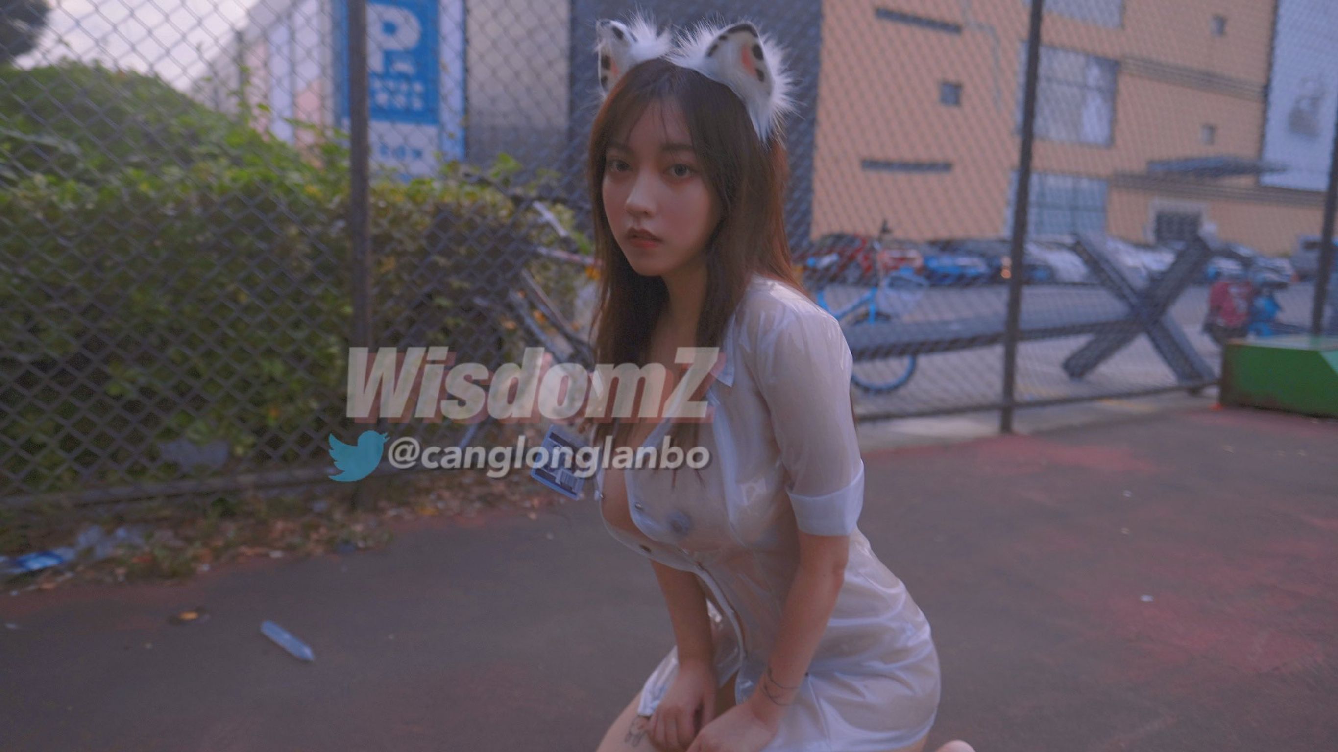酒月： 极品巨乳 人前露出私拍