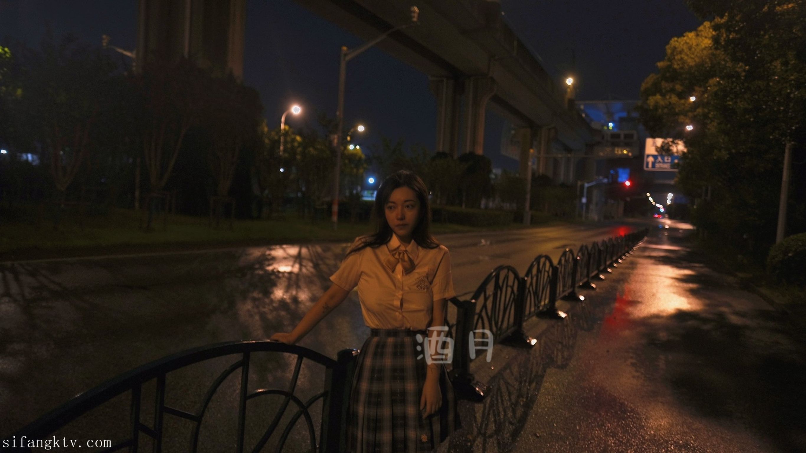 酒月： 极品巨乳 人前露出私拍