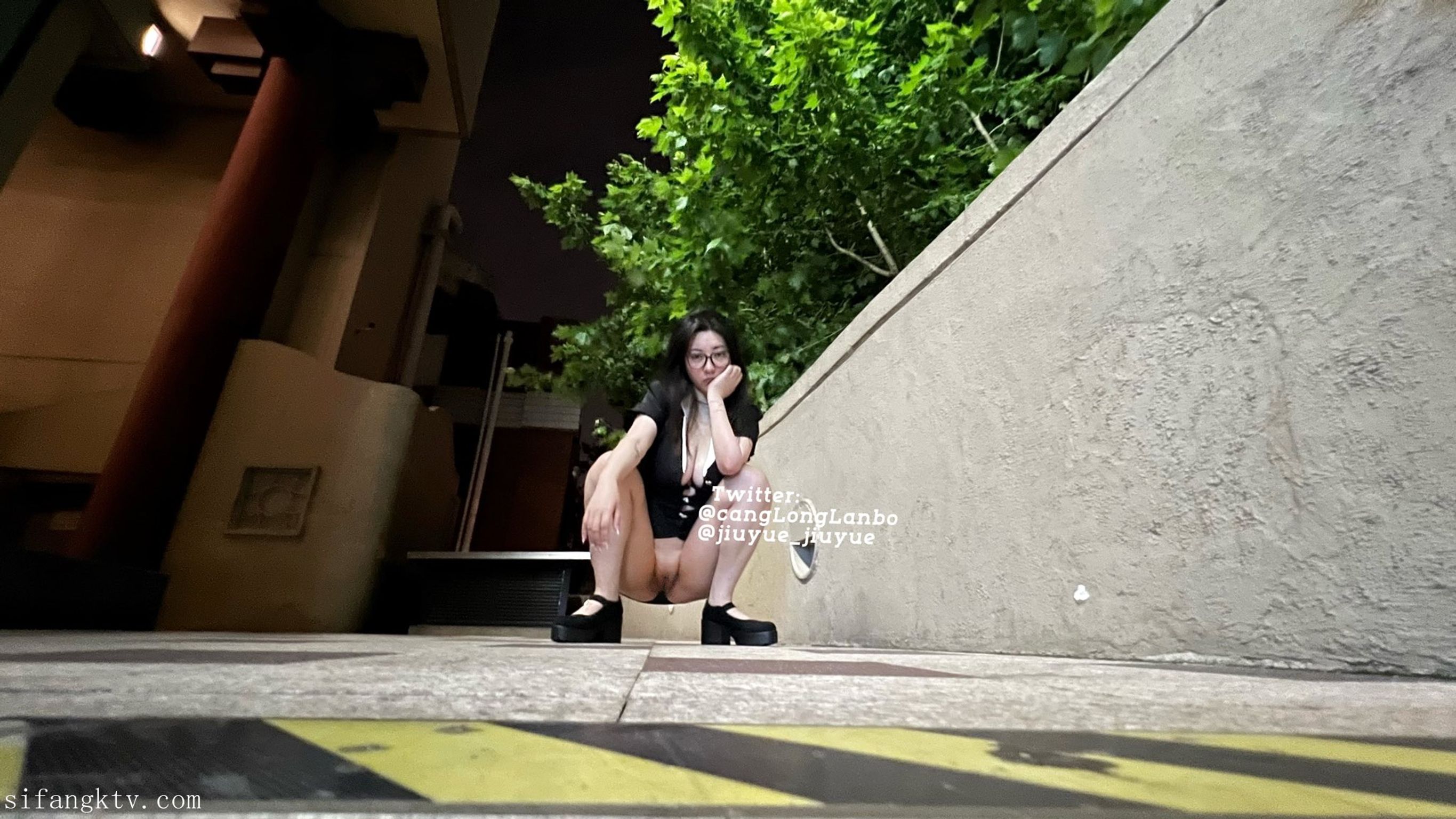 酒月： 极品巨乳 人前露出私拍
