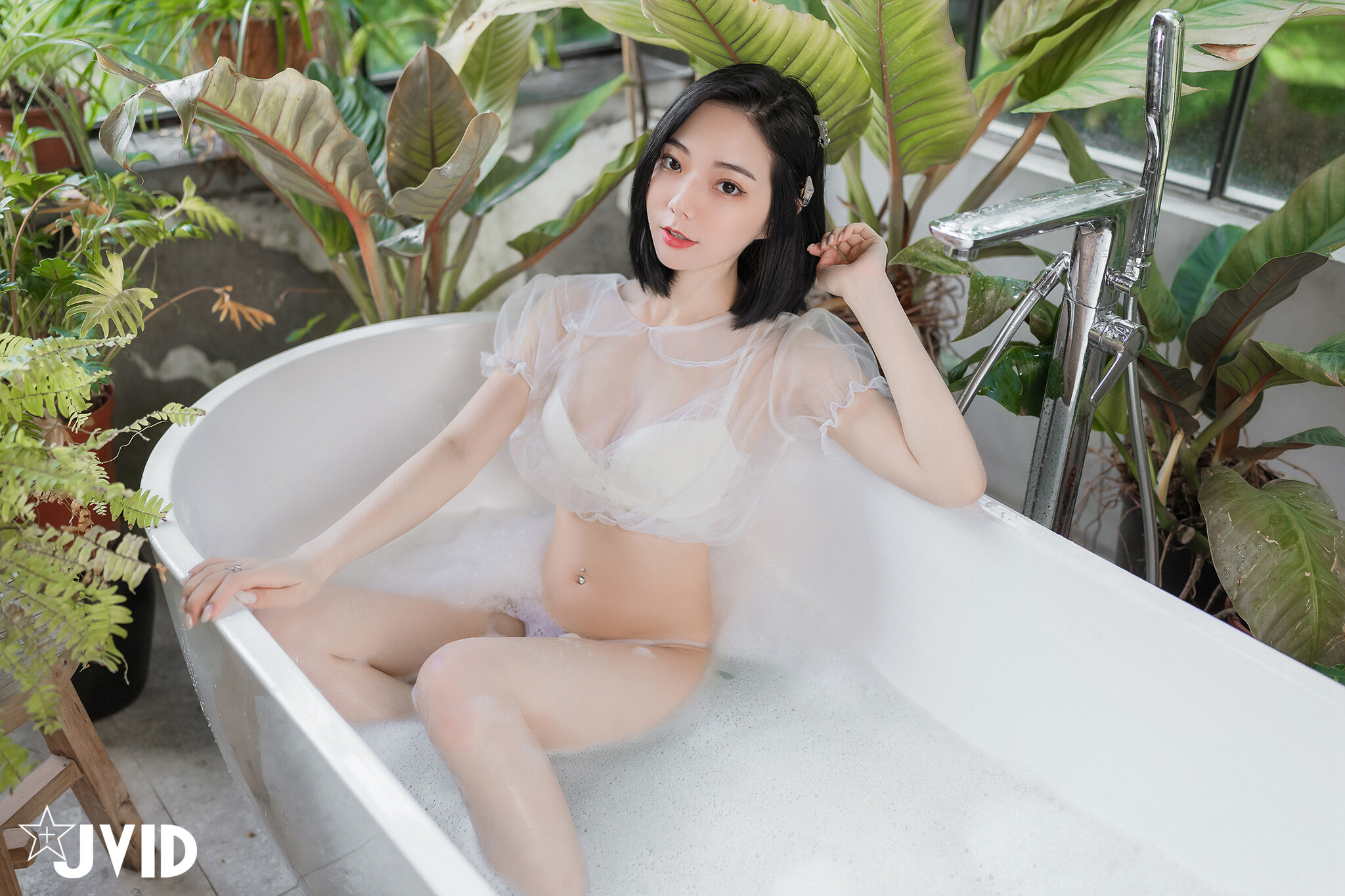 [JVID] 啾啾 – 誤闖莊園窺探心儀女神～啾啾 🛀 ～入浴反被誘惑勾引
