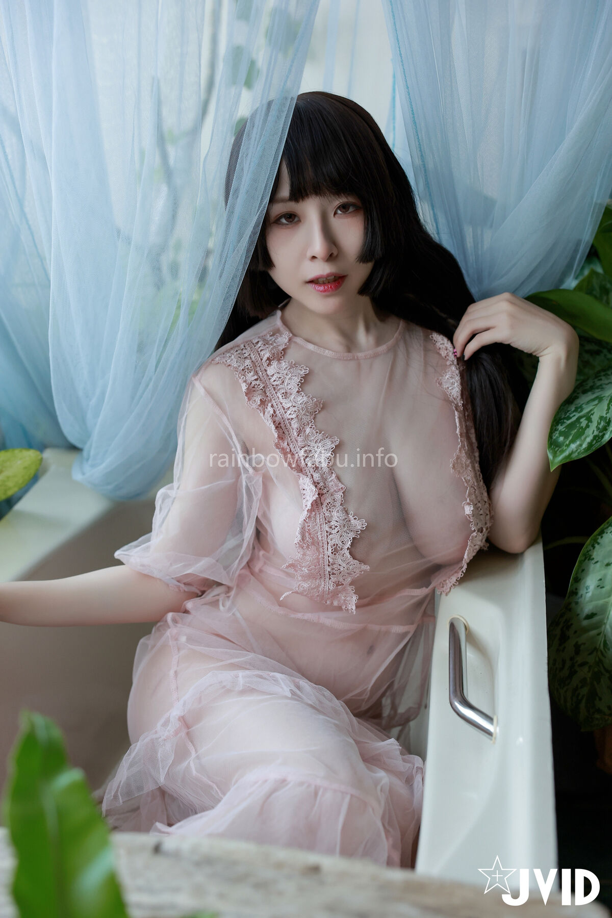 Li Fei Er 黎菲兒 - 菲兒在花叢中蹦出誘人巨乳彈出渾圓翹臀 極限邊緣的挑逗 Part01