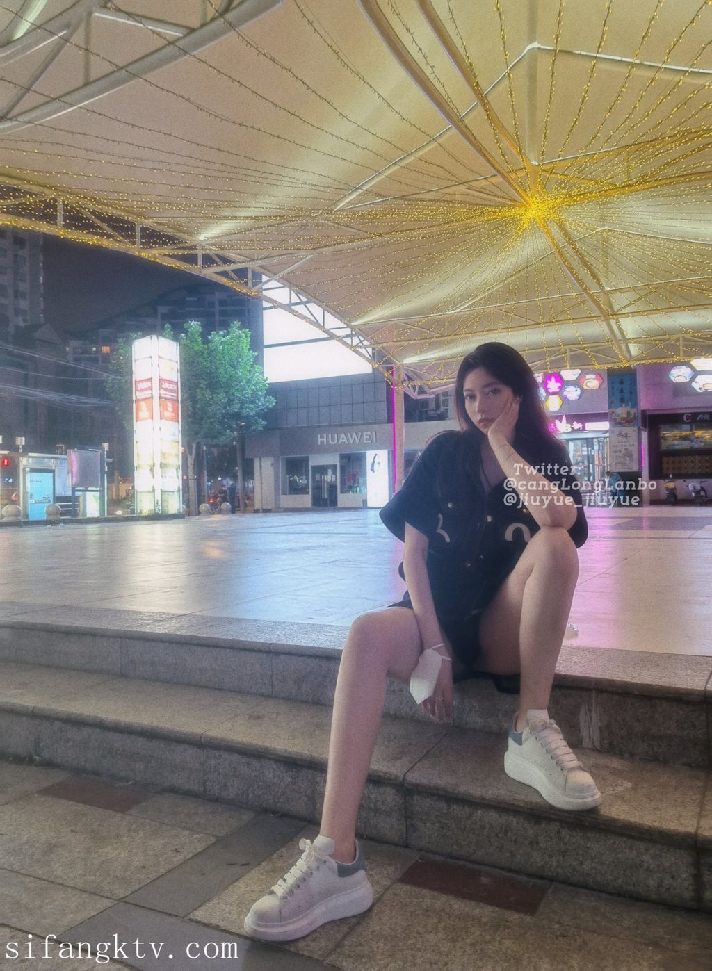 酒月： 极品巨乳 人前露出私拍