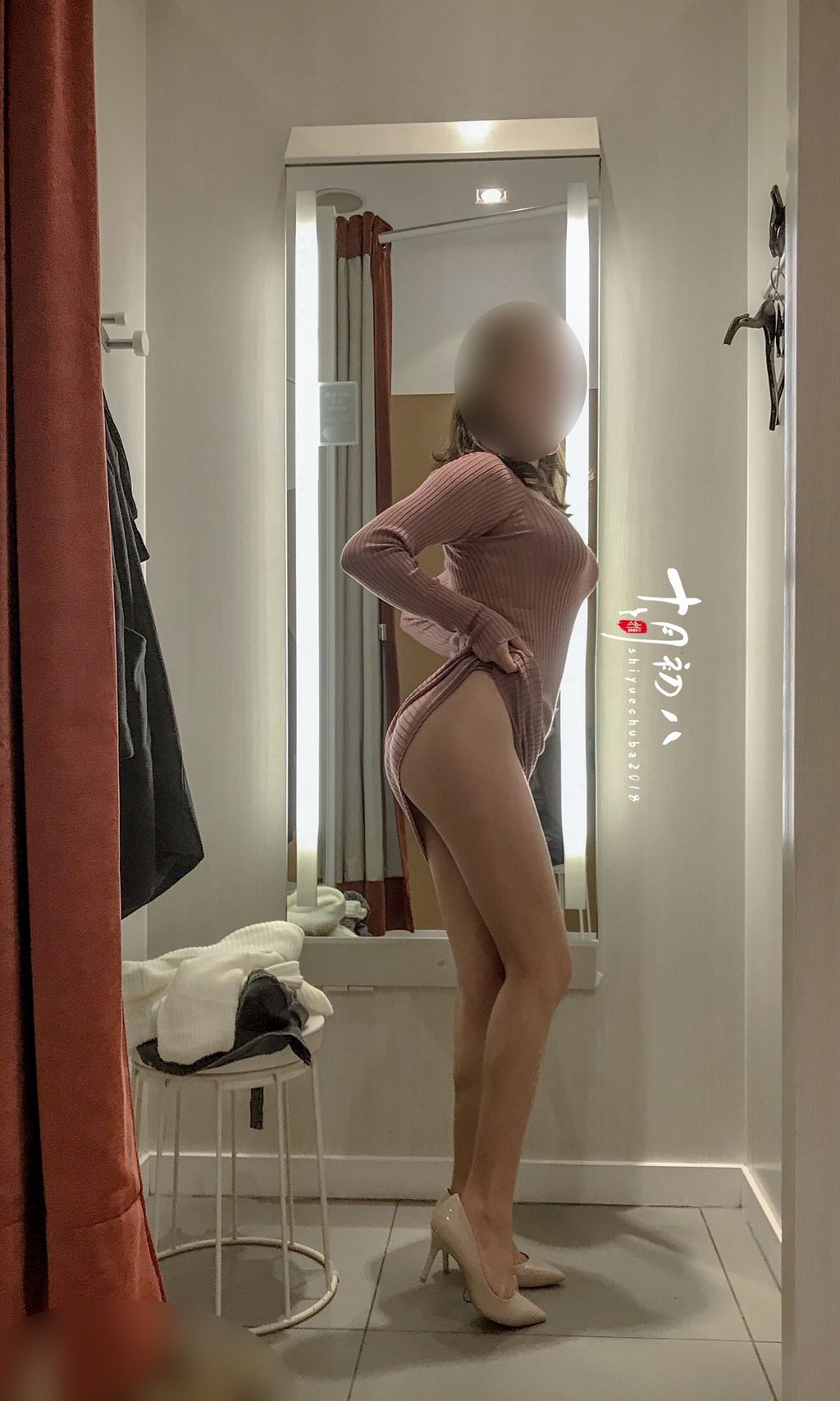 十月初八： 人前露出私拍合集