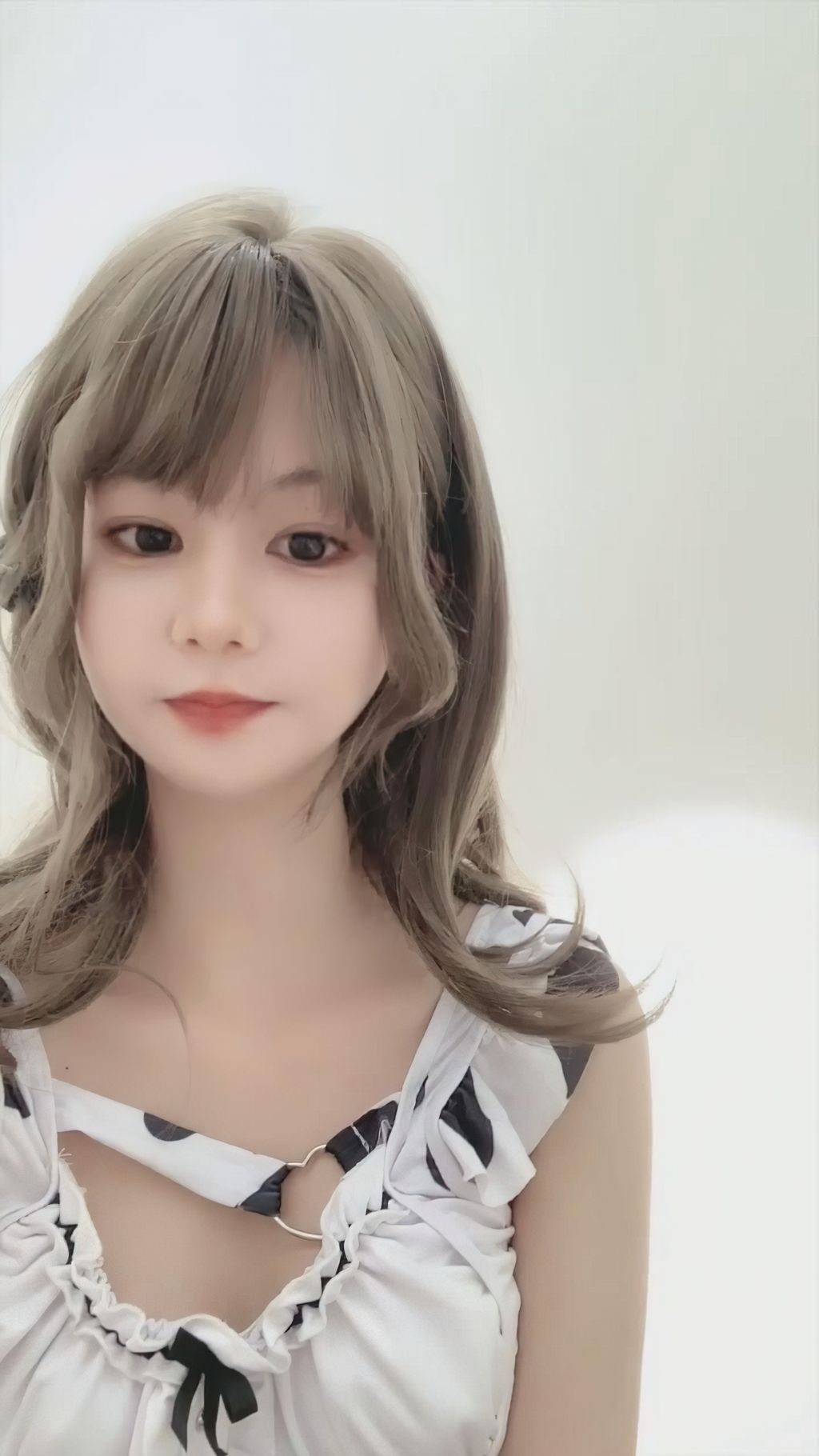 立定猫咪： 新晋女神裸舞 颜值一流 收费房道具秀