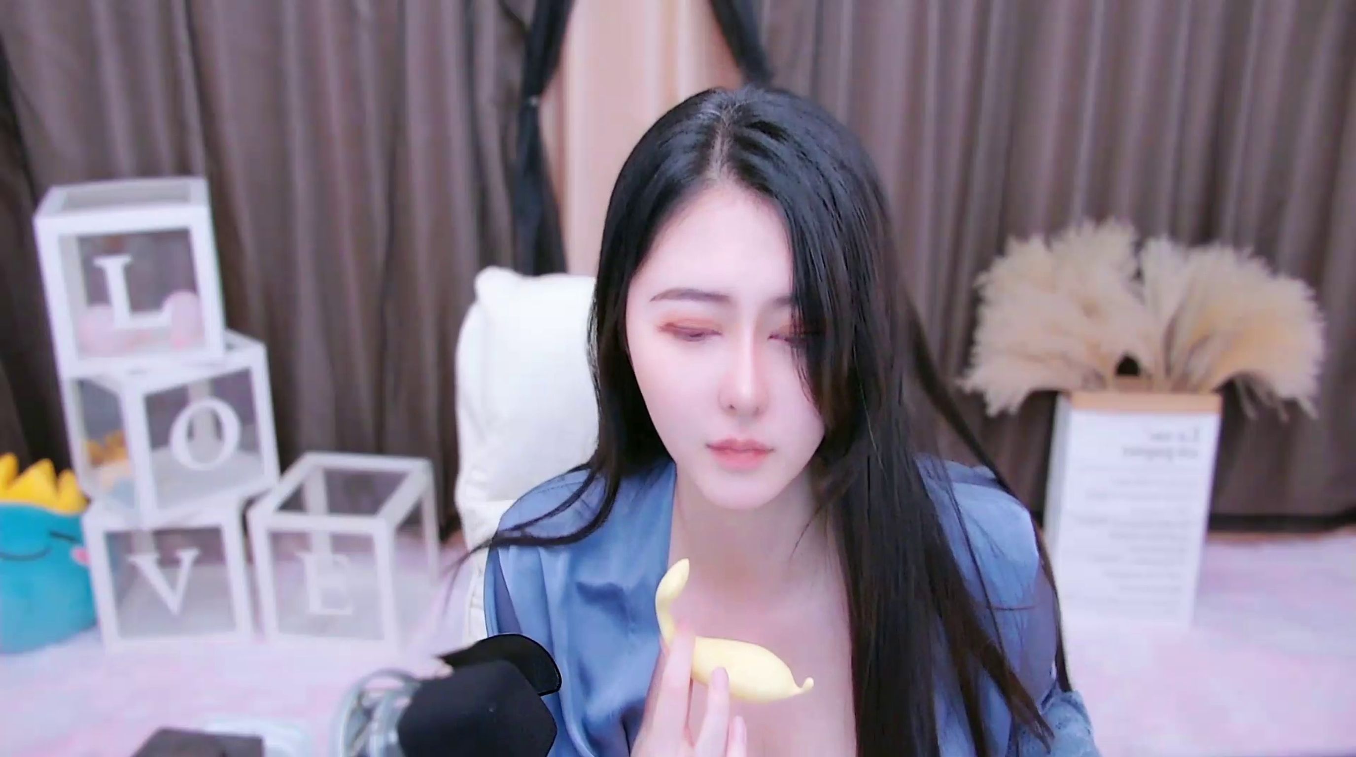 七月: 网易CC头牌主播 人美奶大 定制裸舞自慰合集 36 七月: 网易CC头牌主播 人美奶大 定制裸舞自慰合集