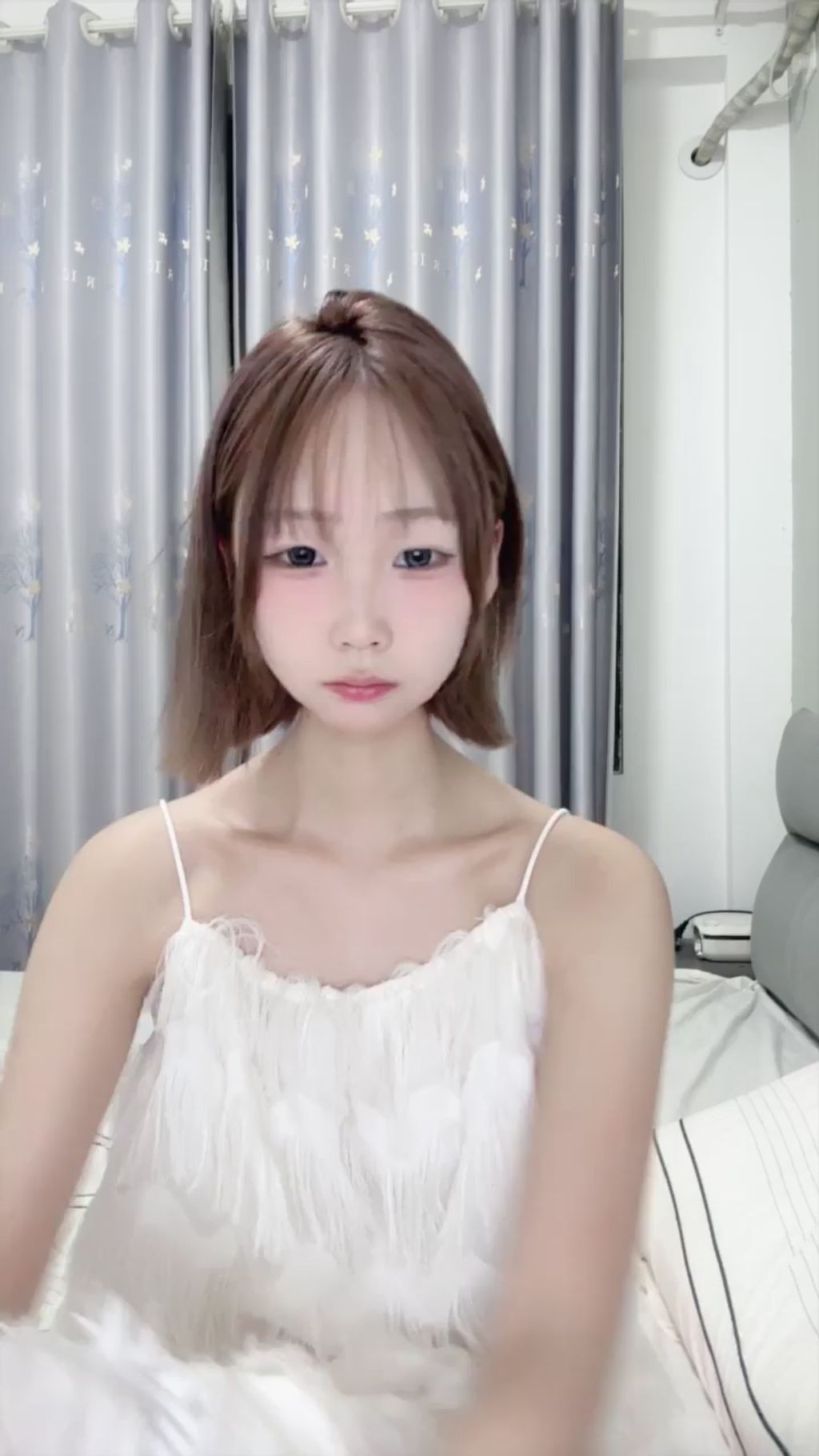 小涵： 古灵精怪 校花女神