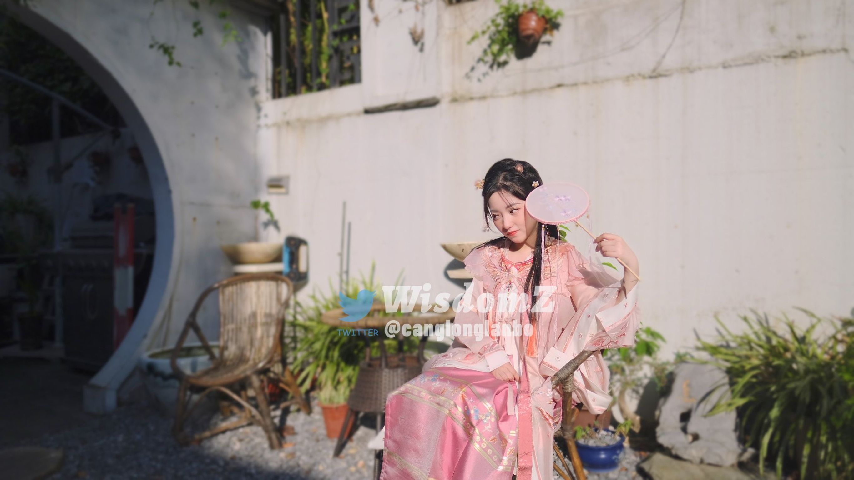酒月： 极品巨乳 人前露出私拍