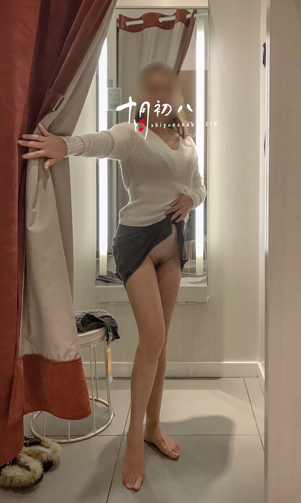 十月初八： 人前露出私拍合集