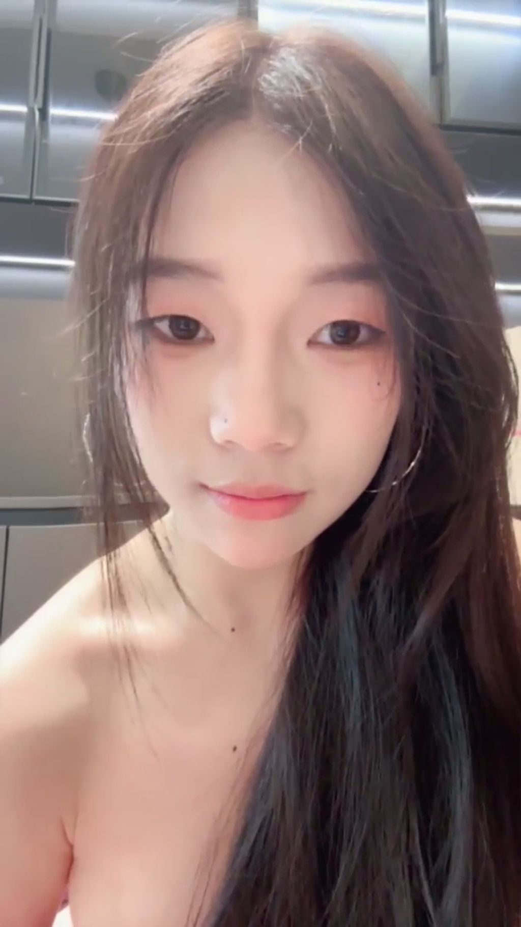吧啦： 清纯少女下海 边跳边脱光光