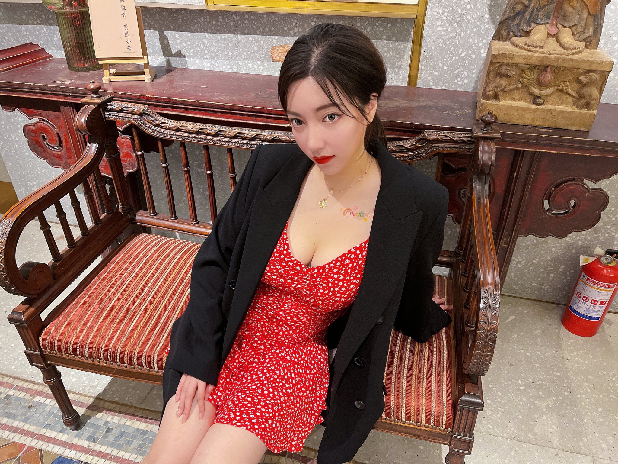 酒月： 极品巨乳 人前露出私拍