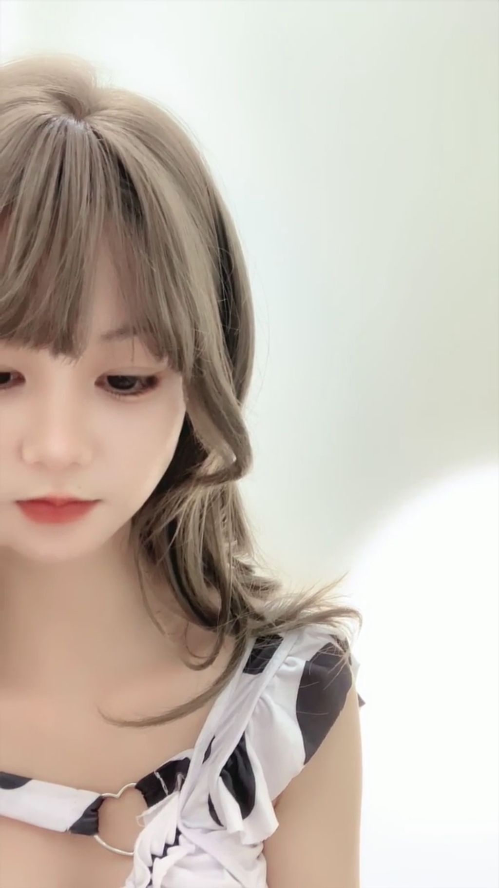 立定猫咪： 新晋女神裸舞 颜值一流 收费房道具秀