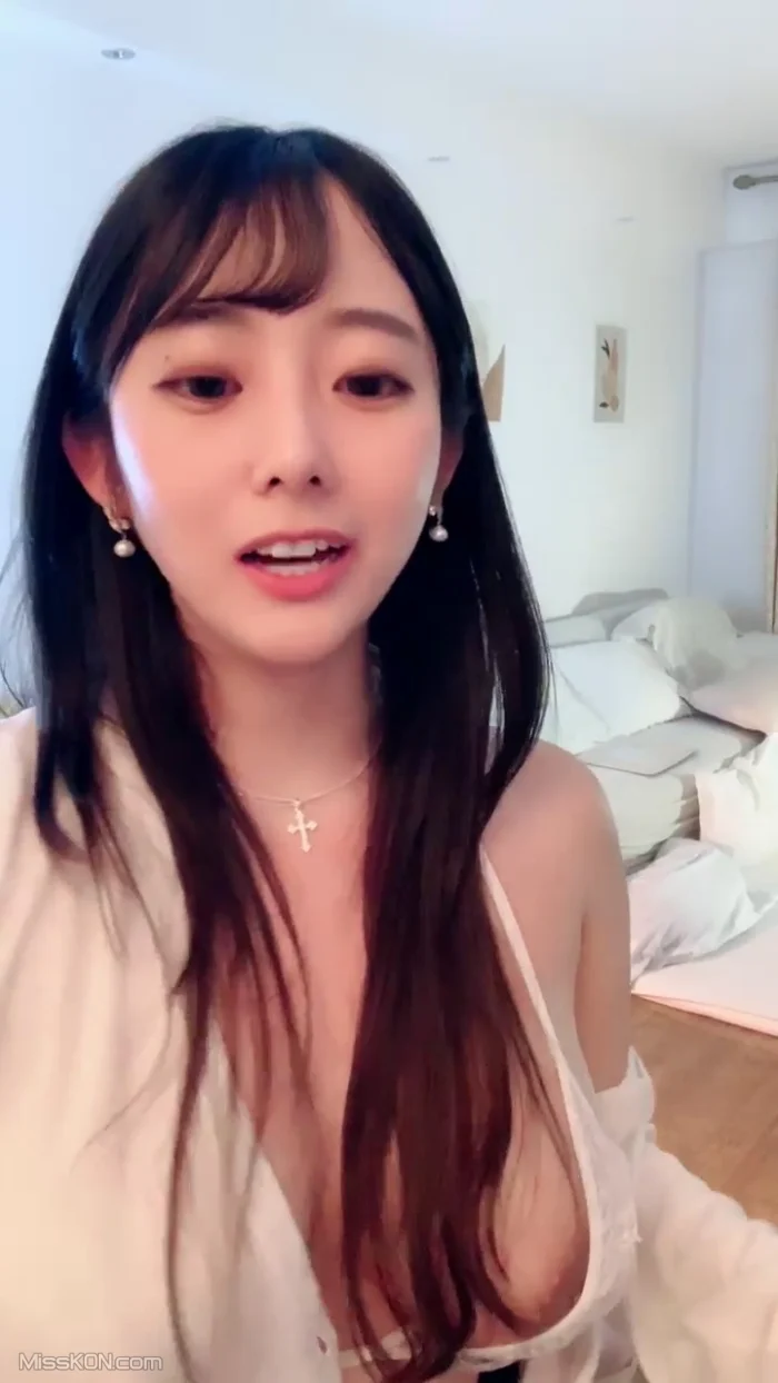 小灵儿： 丰满水嫩女神来袭 超大巨乳裸舞