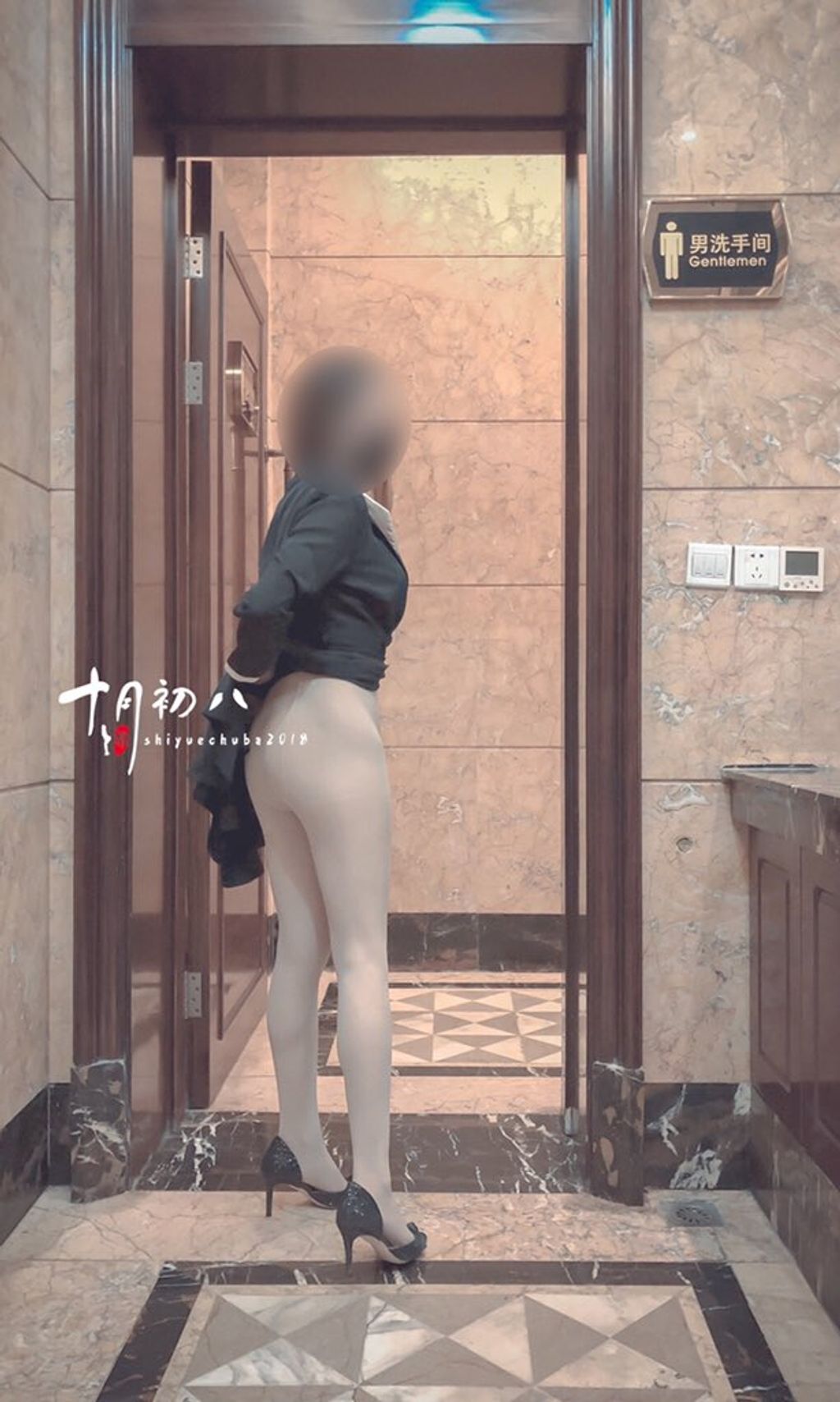 十月初八： 人前露出私拍合集