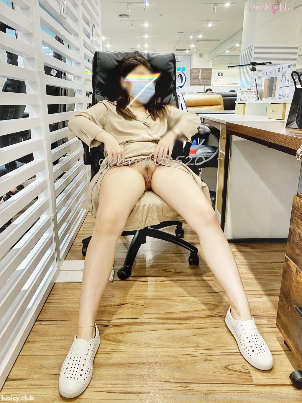 [OtherXXX] Aphrodite： 户外露出私拍 顶级反差婊人前露出