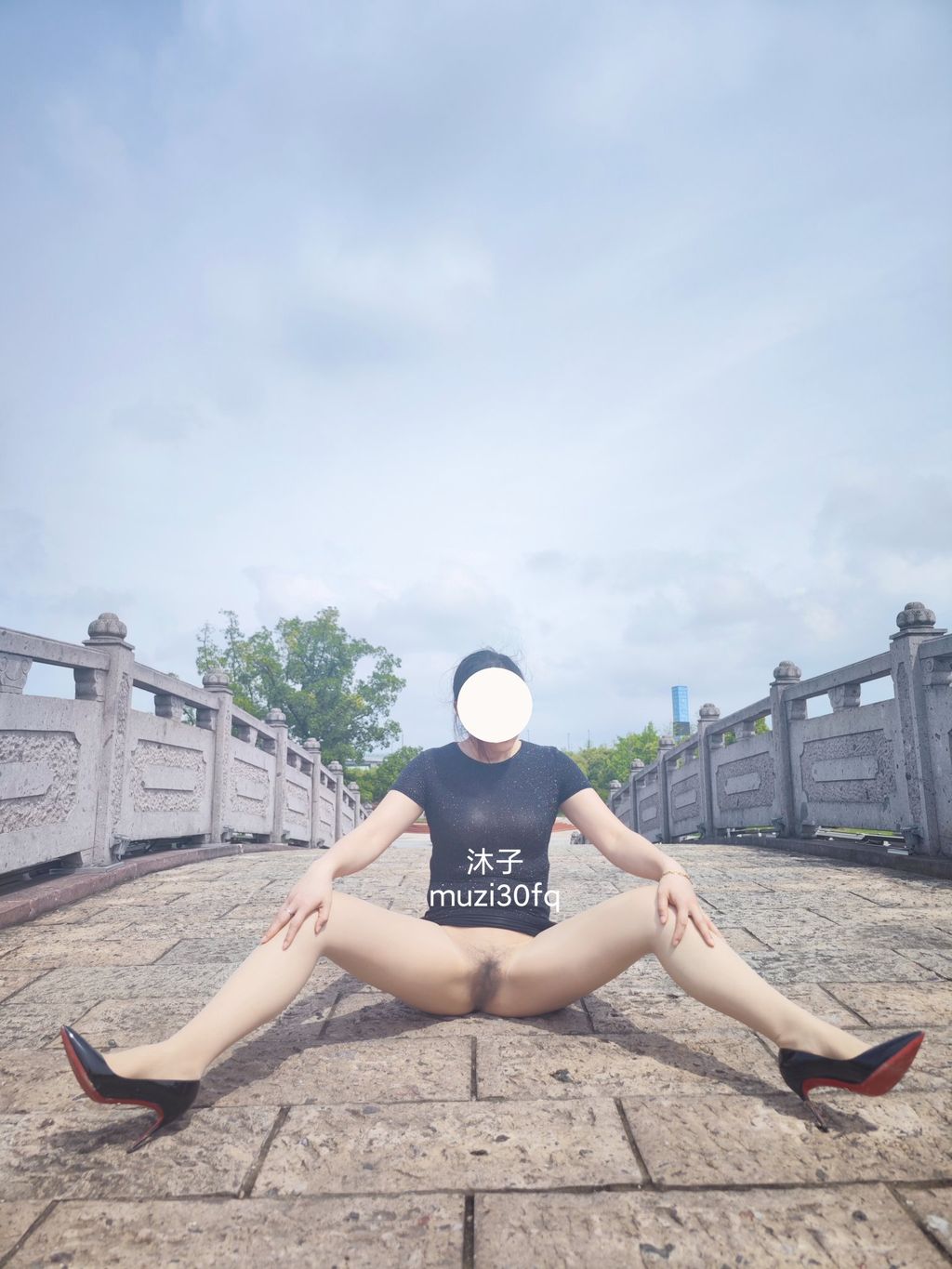 [OtherXXX] 沐子： 人前露出极品人妻