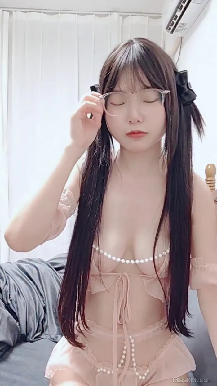 栗子喵: 眼镜嫩妹14部 榨精小靓仔 #02 17 栗子喵: 眼镜嫩妹14部 榨精小靓仔 #02