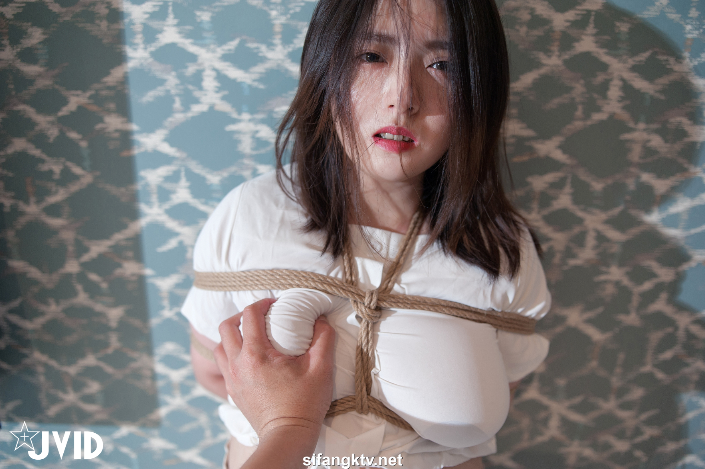 [JVID] 黏黏 – 超清纯模特【黏黏】緊縛凌辱の初體驗 非常粉嫩