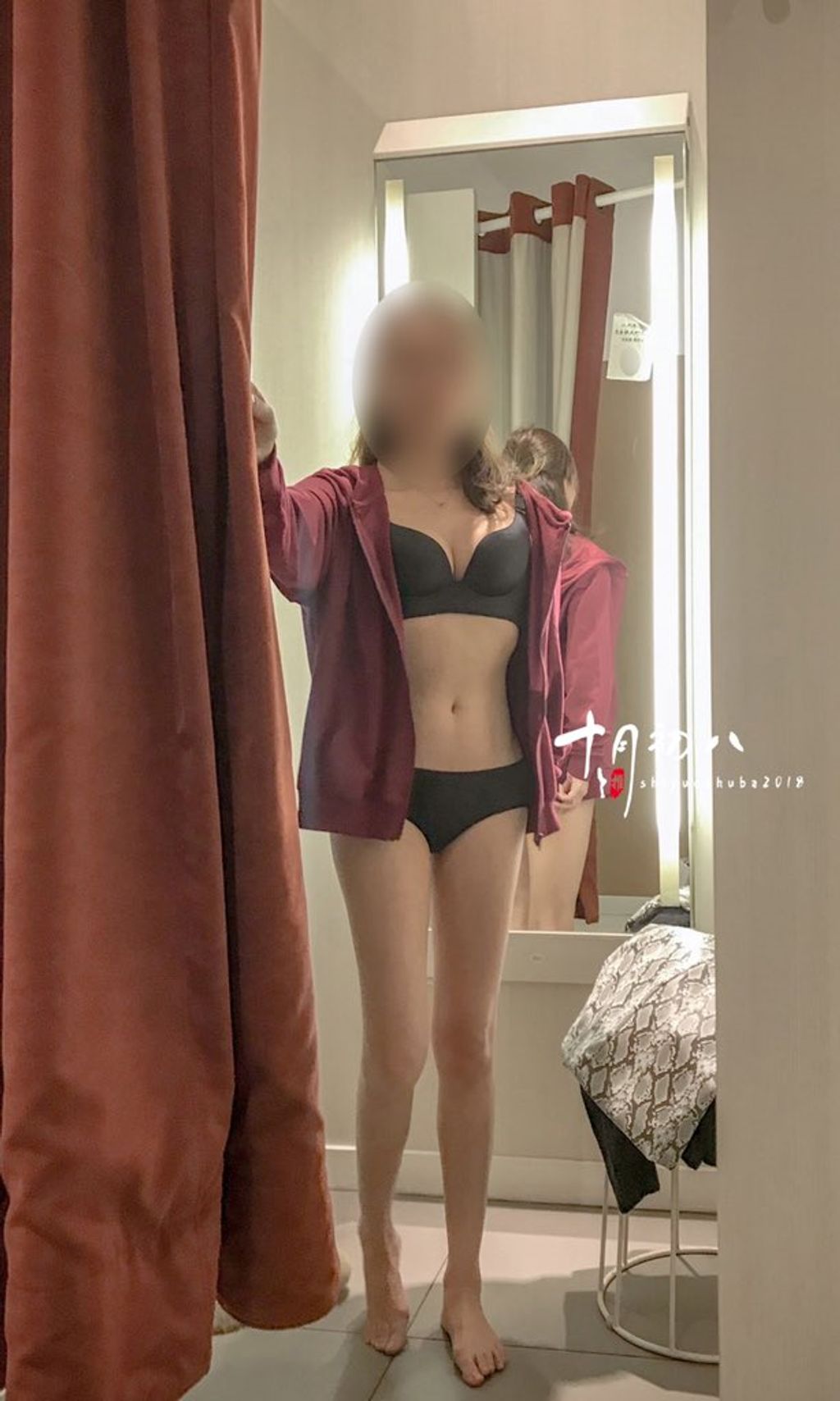 十月初八： 人前露出私拍合集