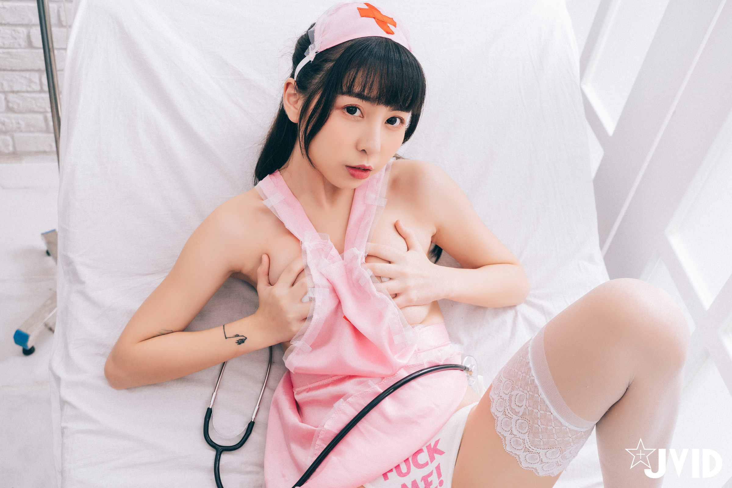 [JVID] 月台尼Tiny – 讓情色巨乳護士用女上位幫你搖出來吧