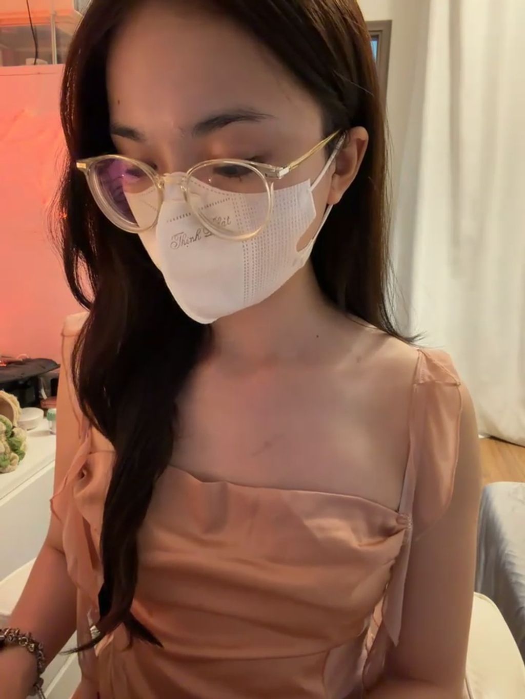 咪咪馋： 眼镜大学生下海 极品翘臀