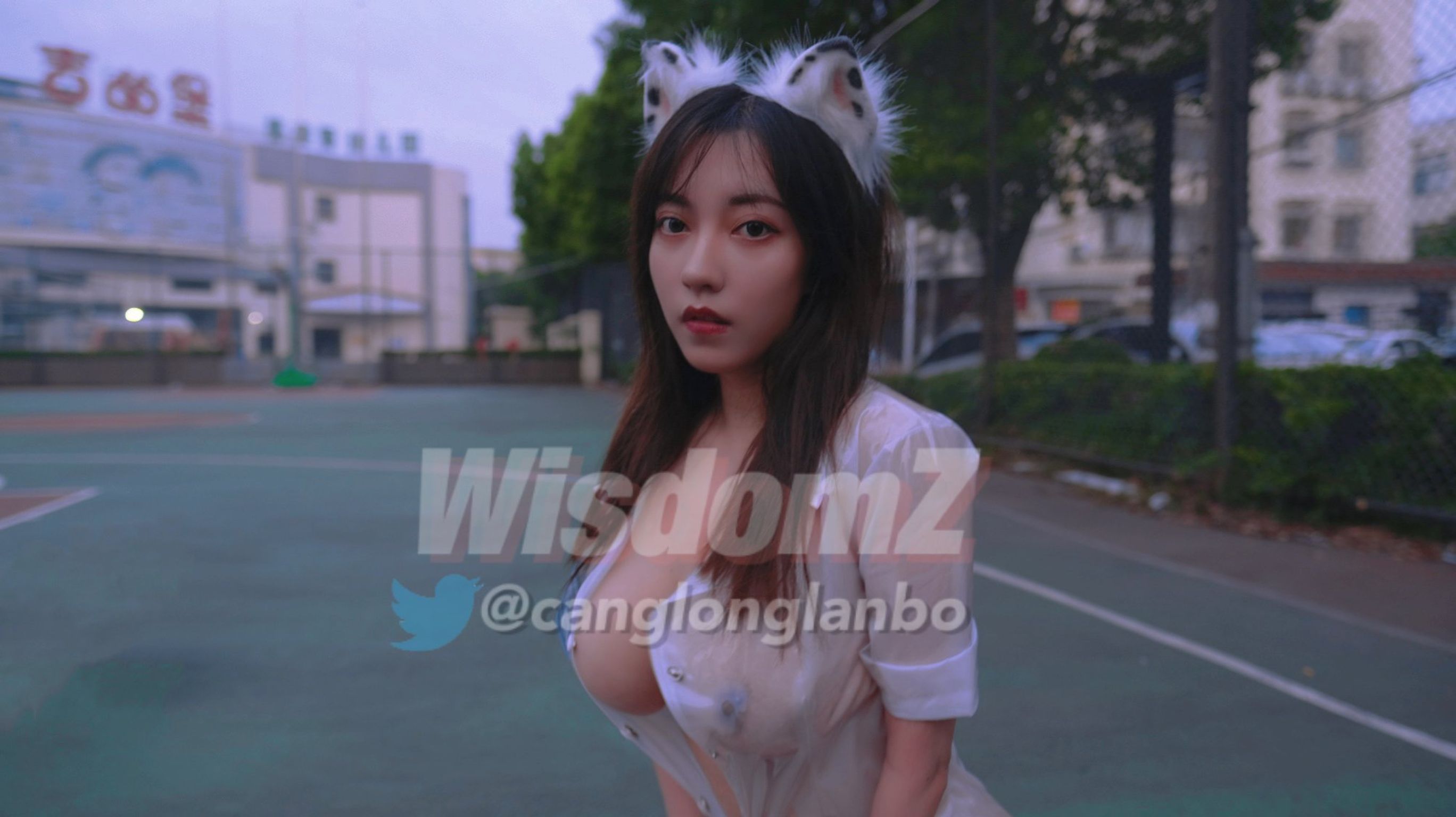 酒月： 极品巨乳 人前露出私拍