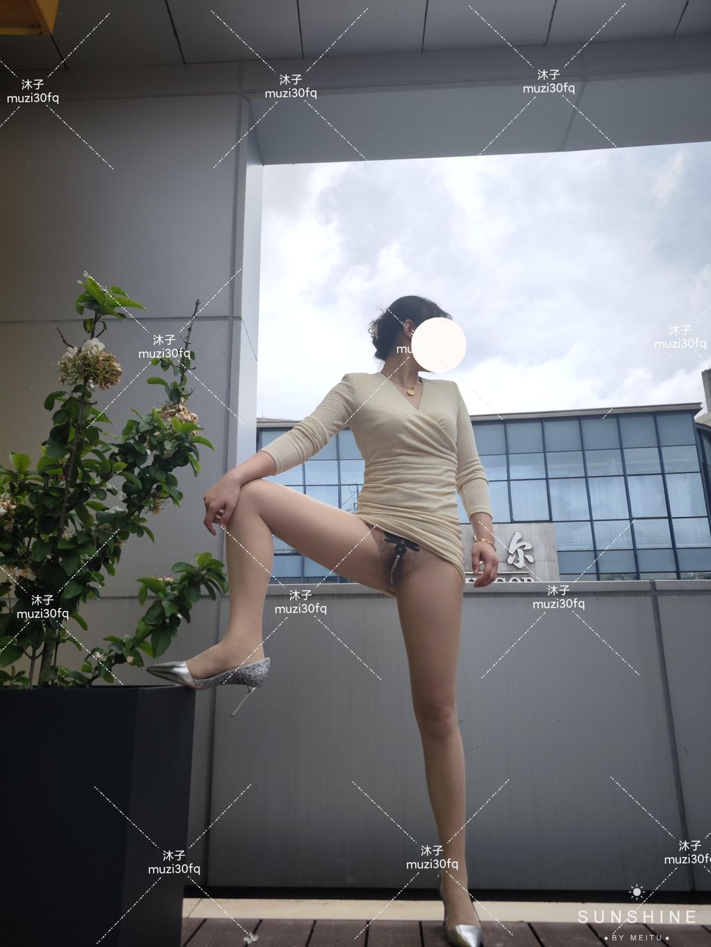 [OtherXXX] 沐子： 人前露出极品人妻