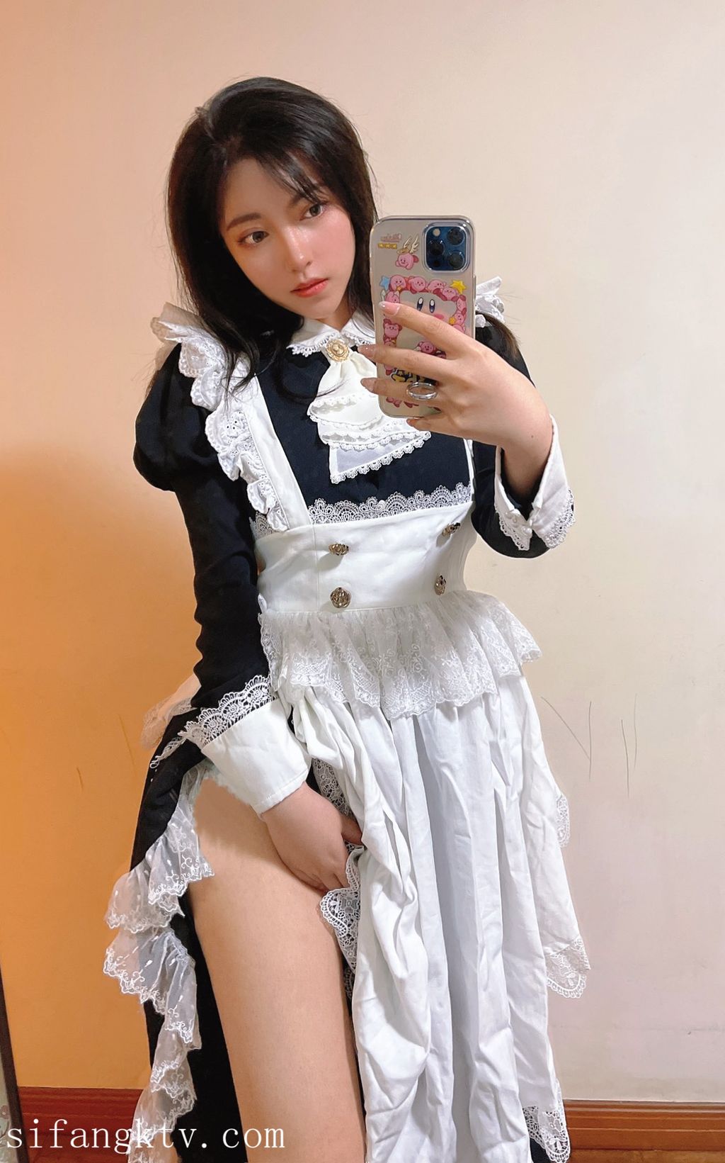 酒月： 极品巨乳 人前露出私拍