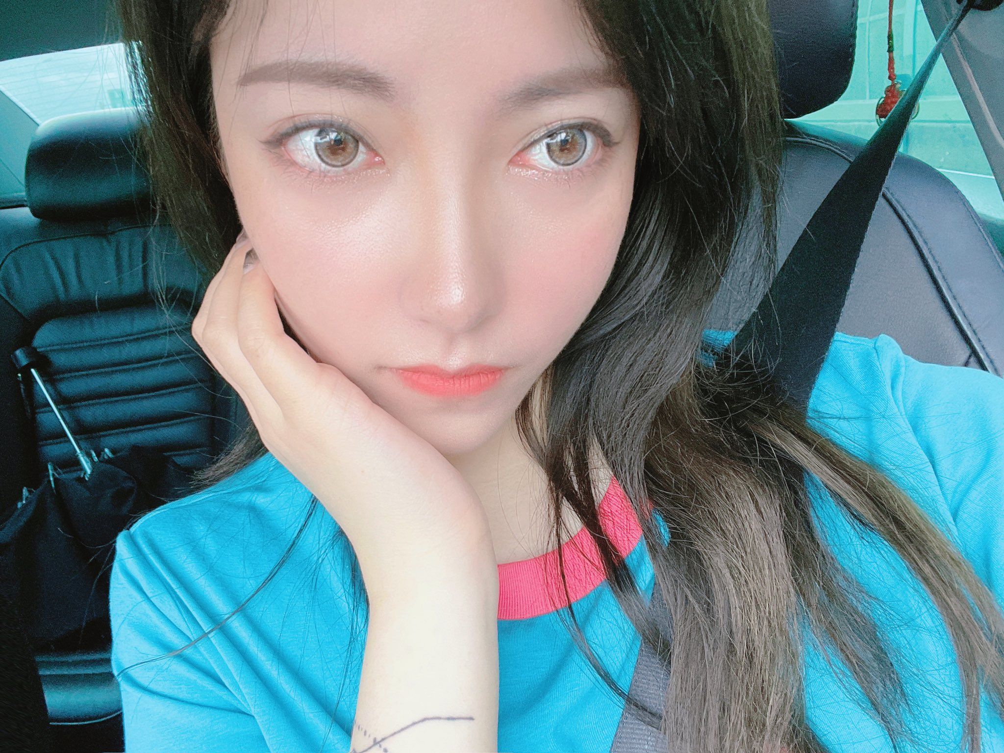 酒月： 极品巨乳 人前露出私拍