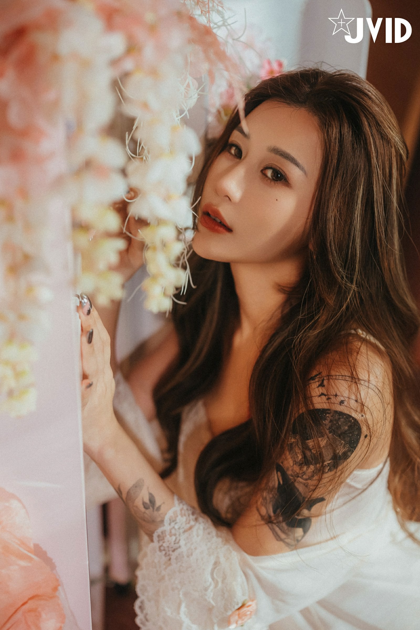[JVID] Lara 雙囍 – 獨留的時光 與雙囍纏綿在浪漫花房的情緒與身體交流