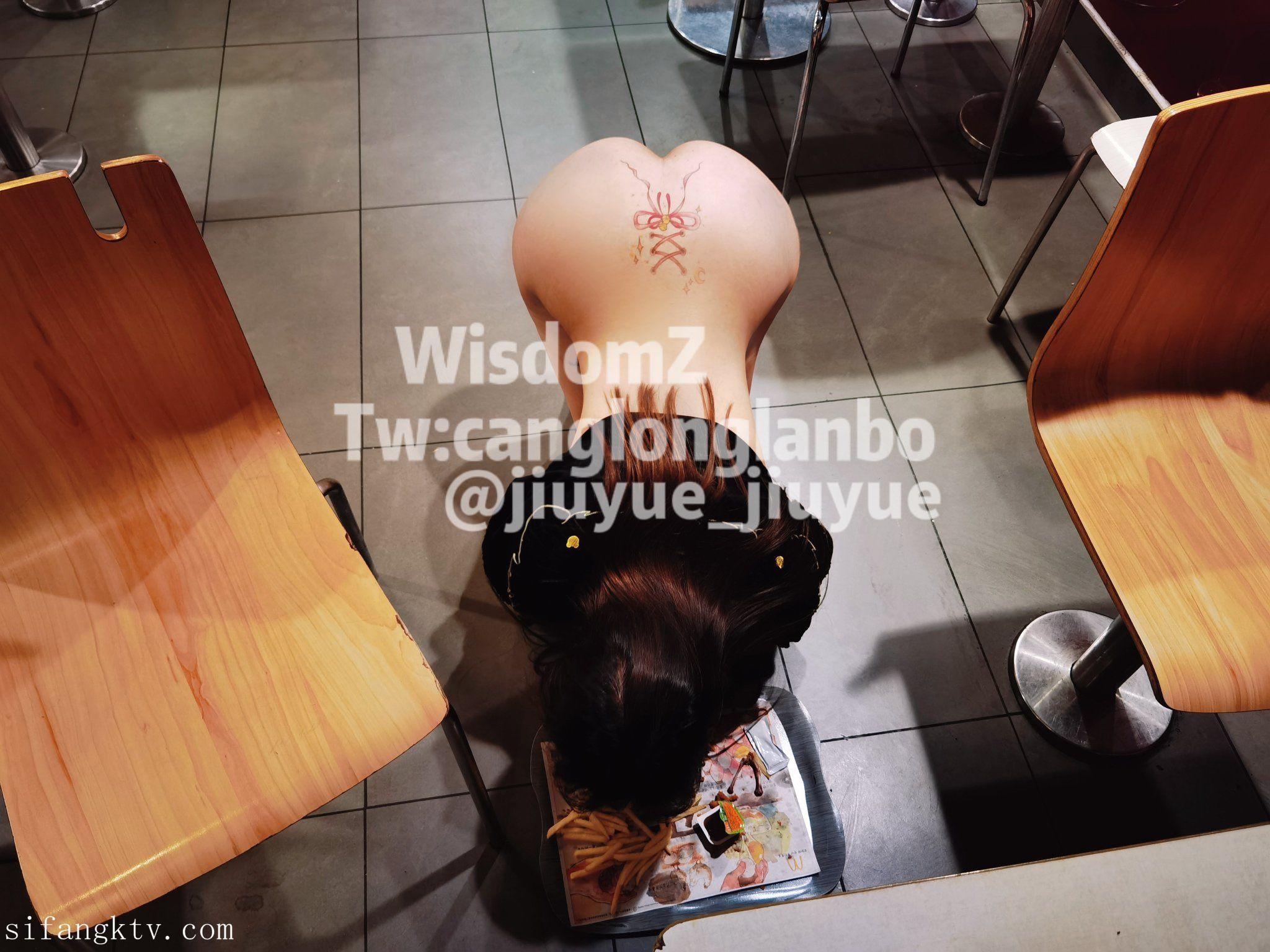 酒月： 极品巨乳 人前露出私拍