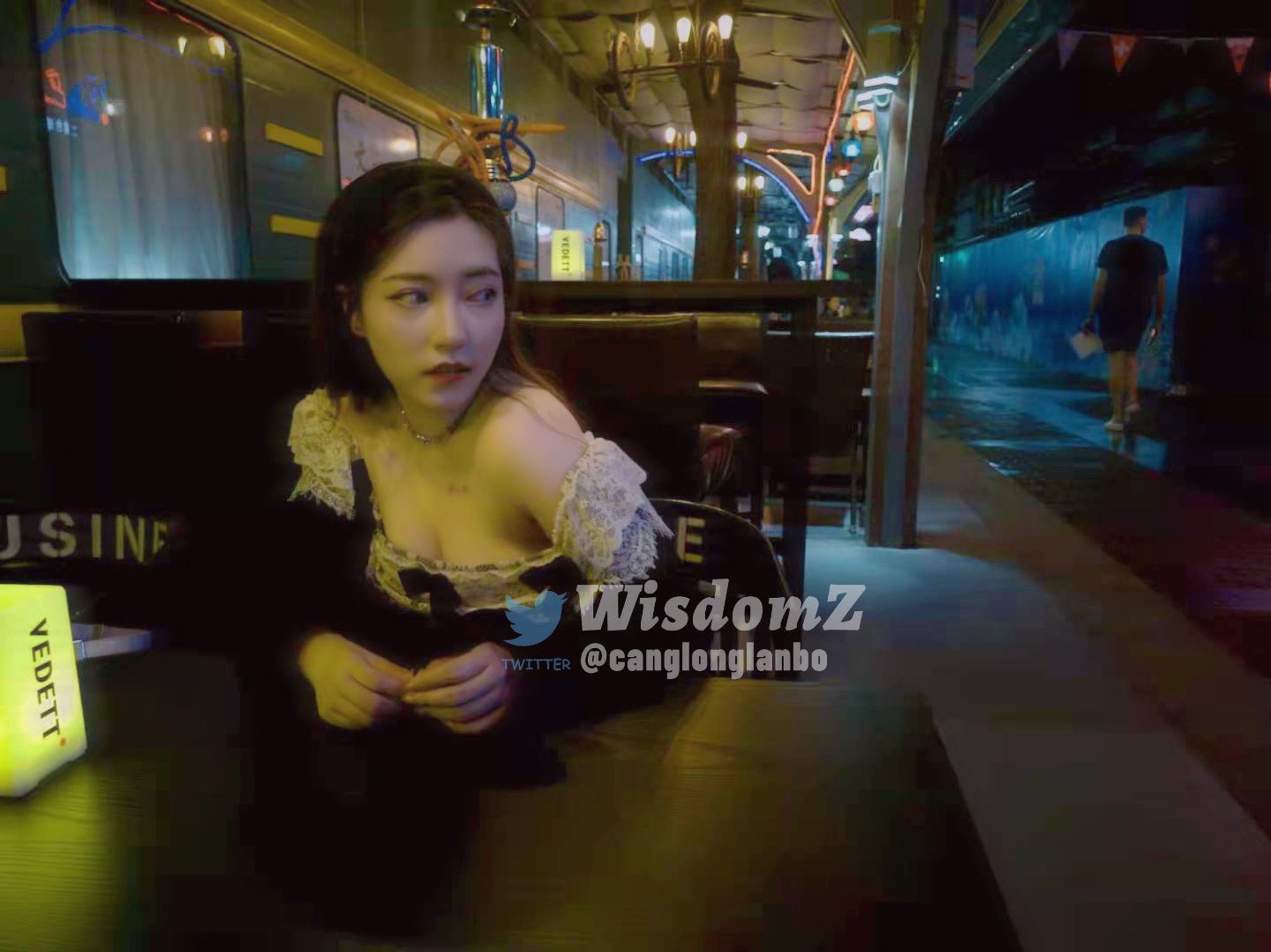 酒月： 极品巨乳 人前露出私拍