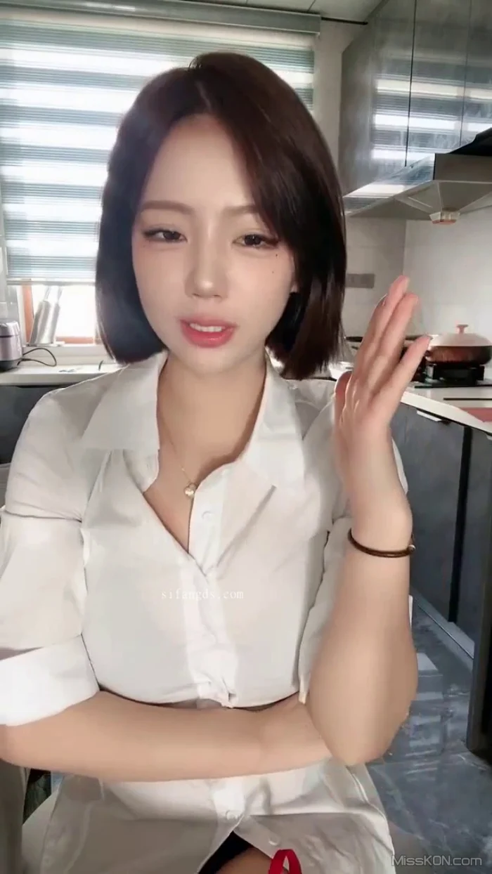 美美子Ya： 多彩随缘播外围 上下真空诱惑 道具喷水秀 #01