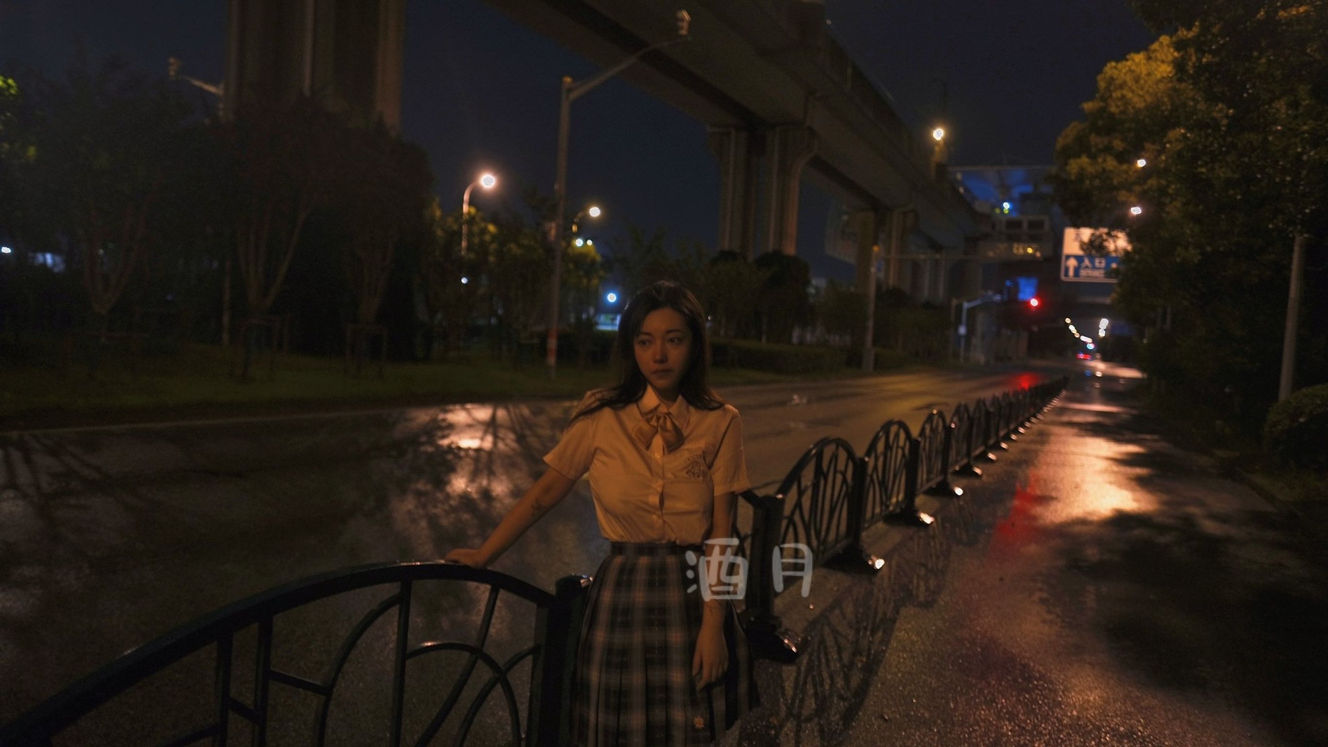酒月： 极品巨乳 人前露出私拍