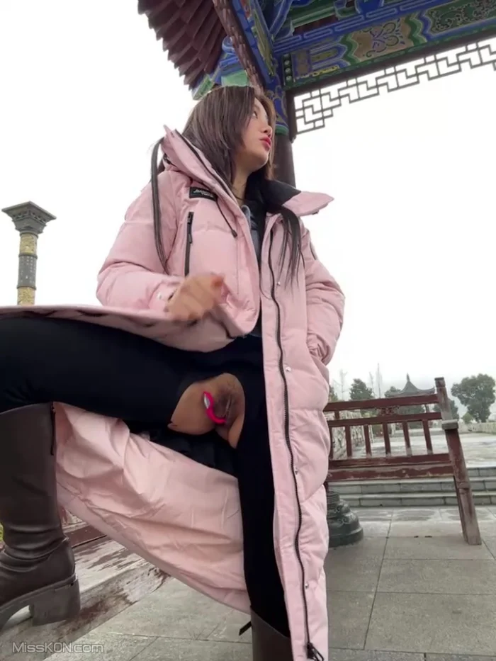 AsiaGoodLuck： 户外达人丝袜 公园 室内公共场所露出 长裙下塞跳蛋 #04