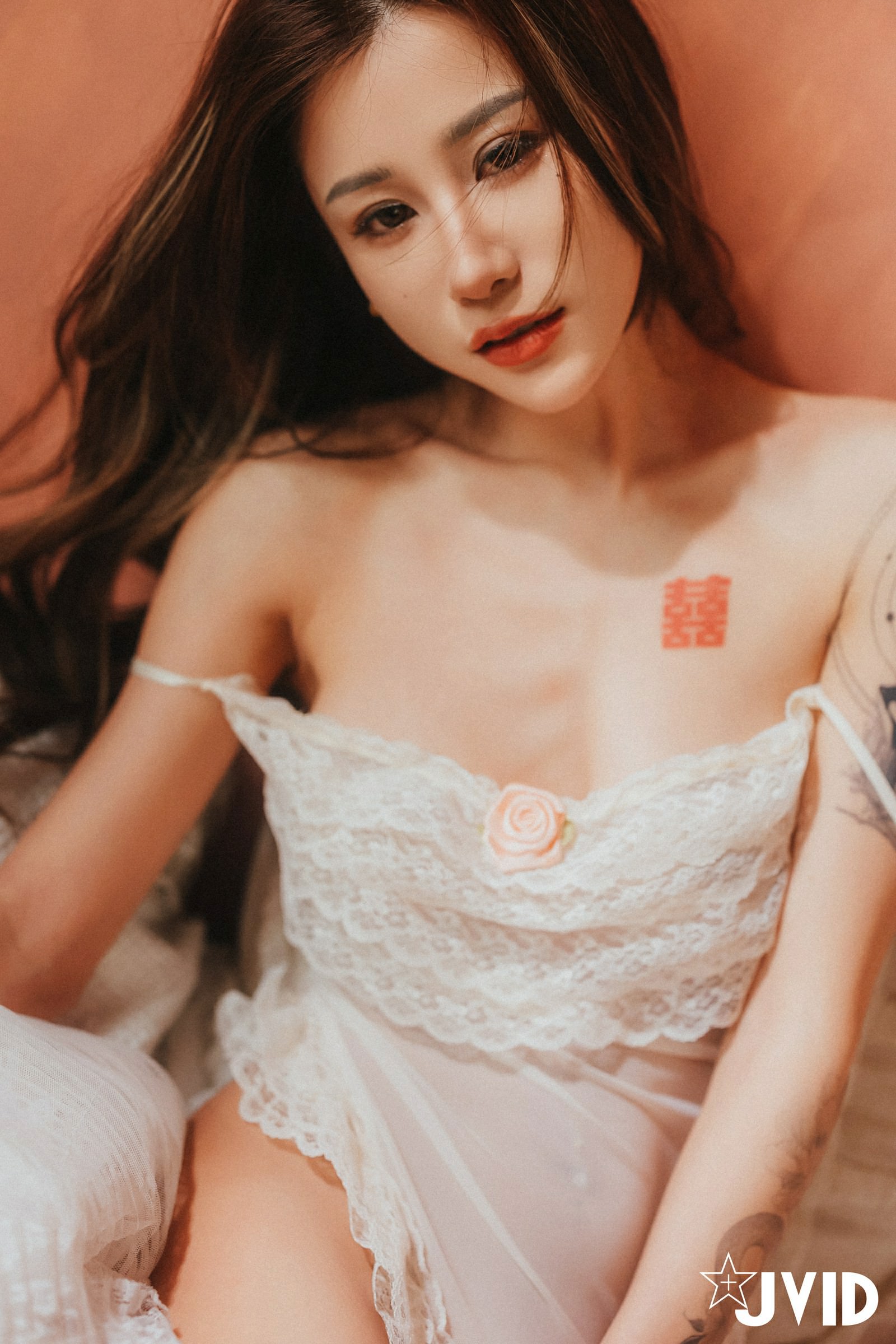[JVID] Lara 雙囍 – 獨留的時光 與雙囍纏綿在浪漫花房的情緒與身體交流